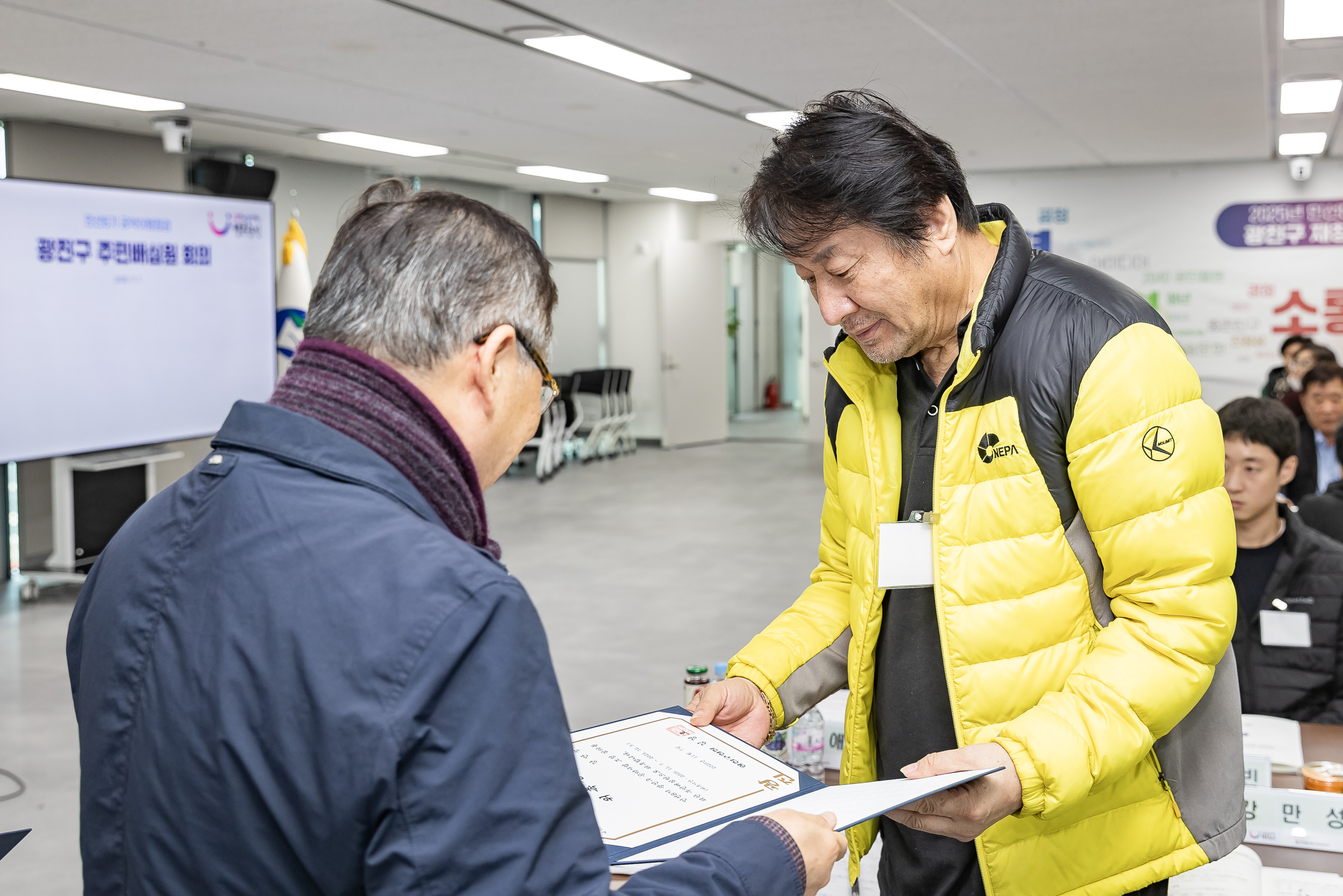 20251107-공약이행점검 주민배심원 위촉장 수여 20251107-1548_L_202000.jpg