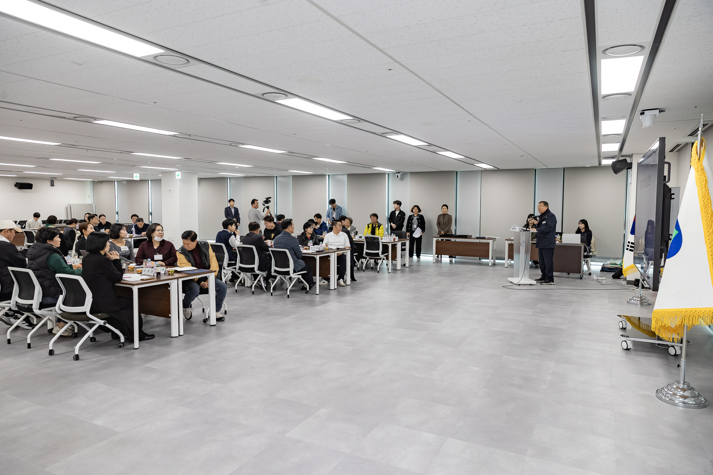 20251107-공약이행점검 주민배심원 위촉장 수여 20251107-1821_L_202002.jpg