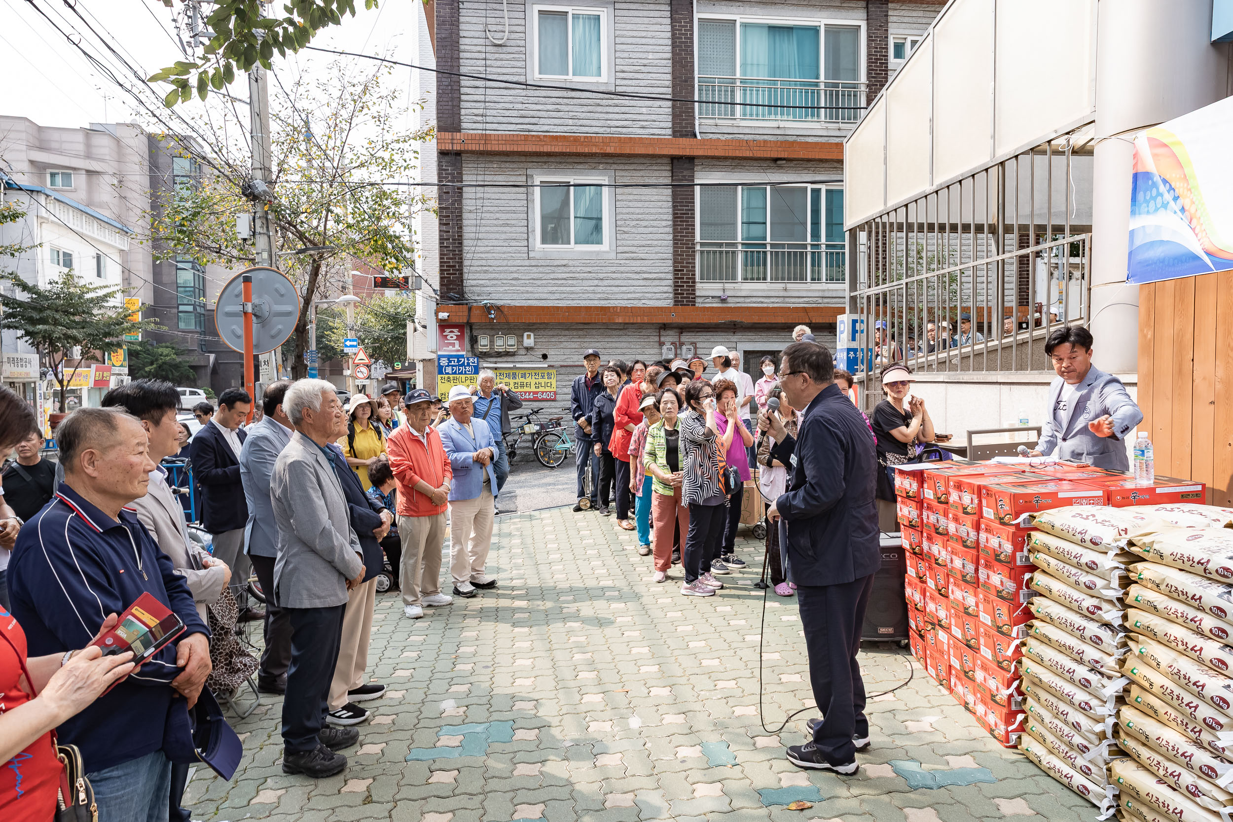 20251001-중곡4동 아차산노인복지회 추석맞이 후원물품 전달식 20251001-52458_L_134631.jpg