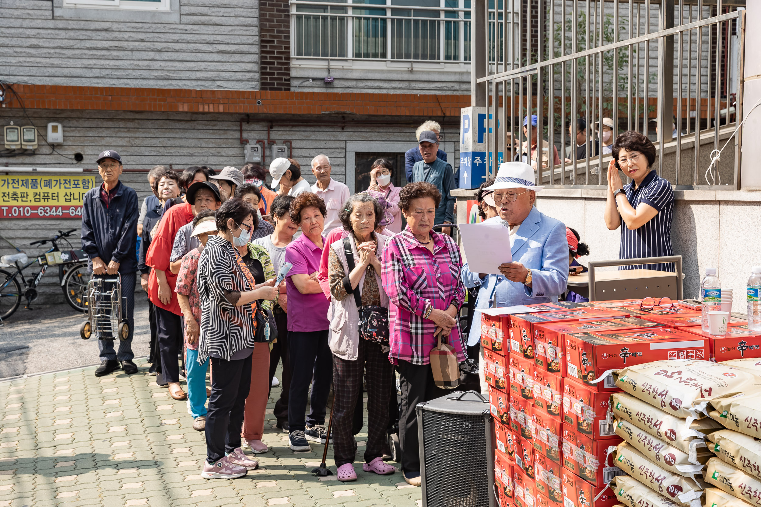20251001-중곡4동 아차산노인복지회 추석맞이 후원물품 전달식 20251001-52421_L_134631.jpg