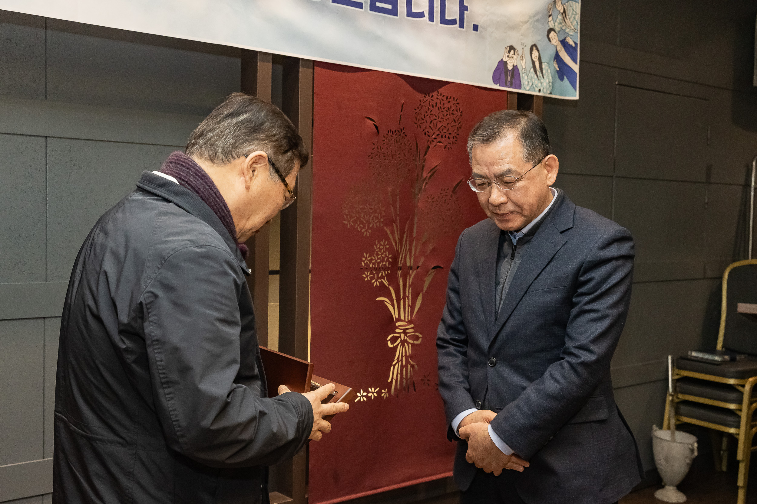 20251219-2025년 하반기 퇴임직원 상패 수여 20251219-41448_L_155014.jpg