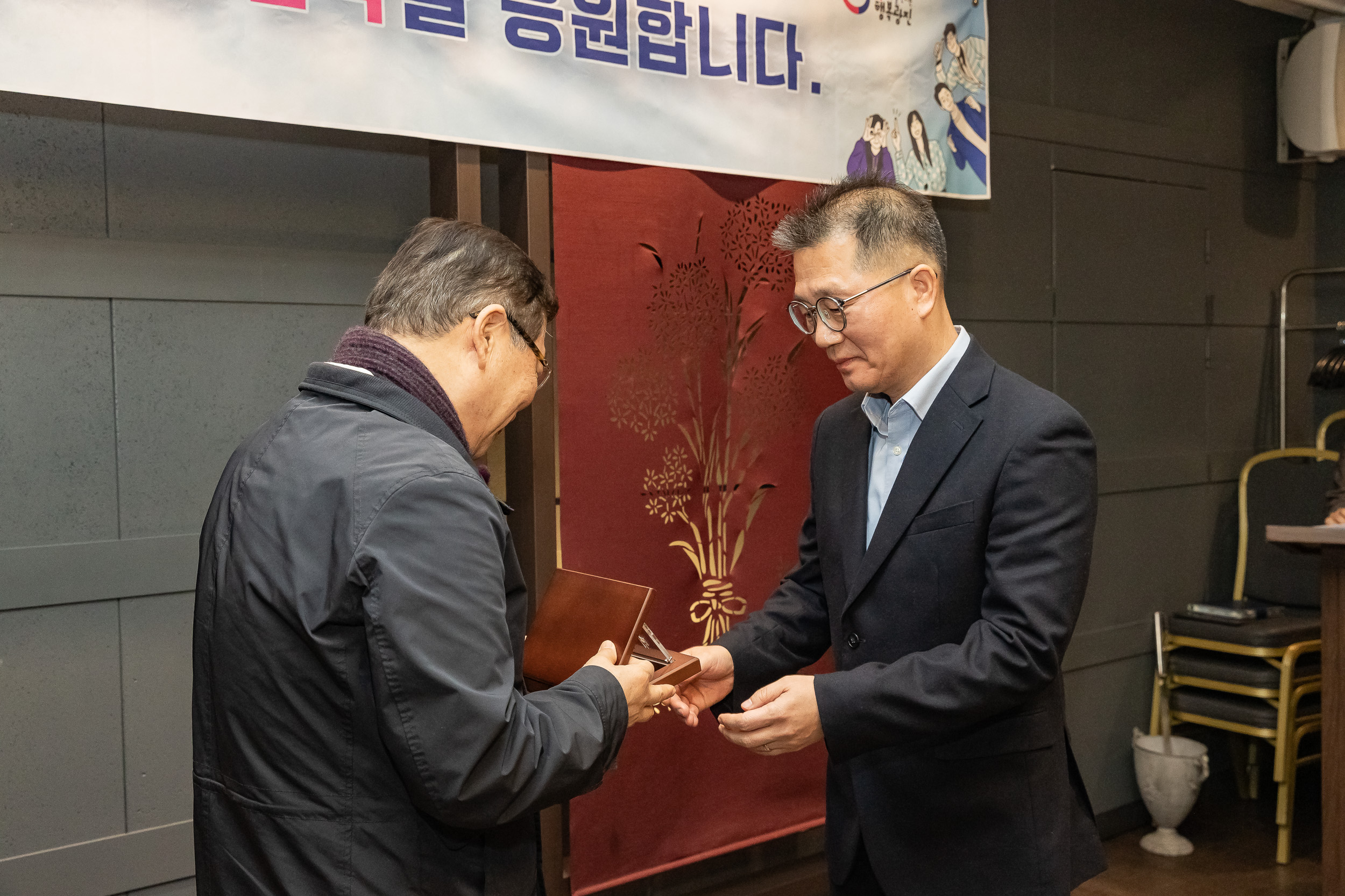 20251219-2025년 하반기 퇴임직원 상패 수여 20251219-41498_L_155015.jpg