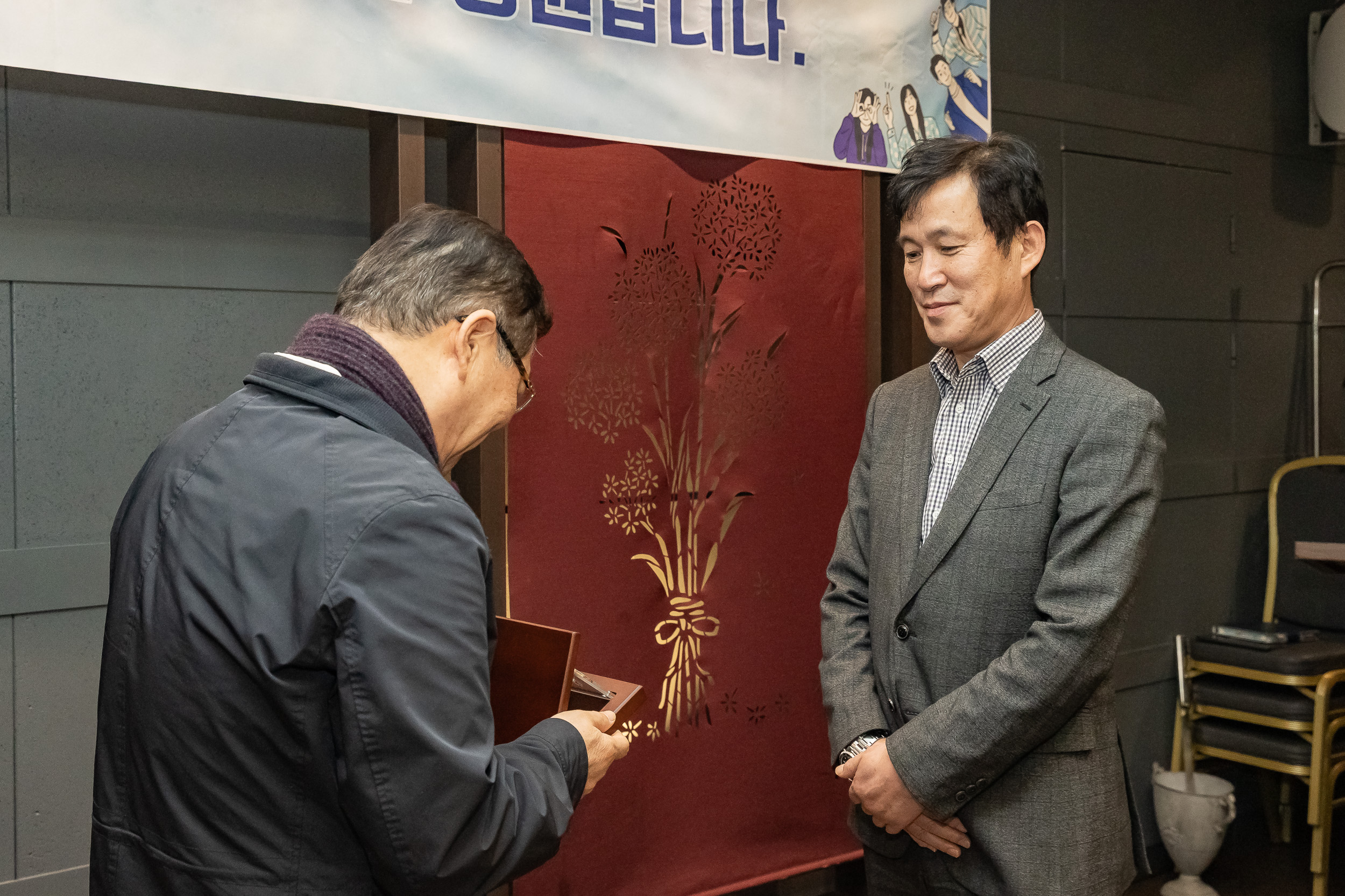 20251219-2025년 하반기 퇴임직원 상패 수여 20251219-41550_L_155015.jpg