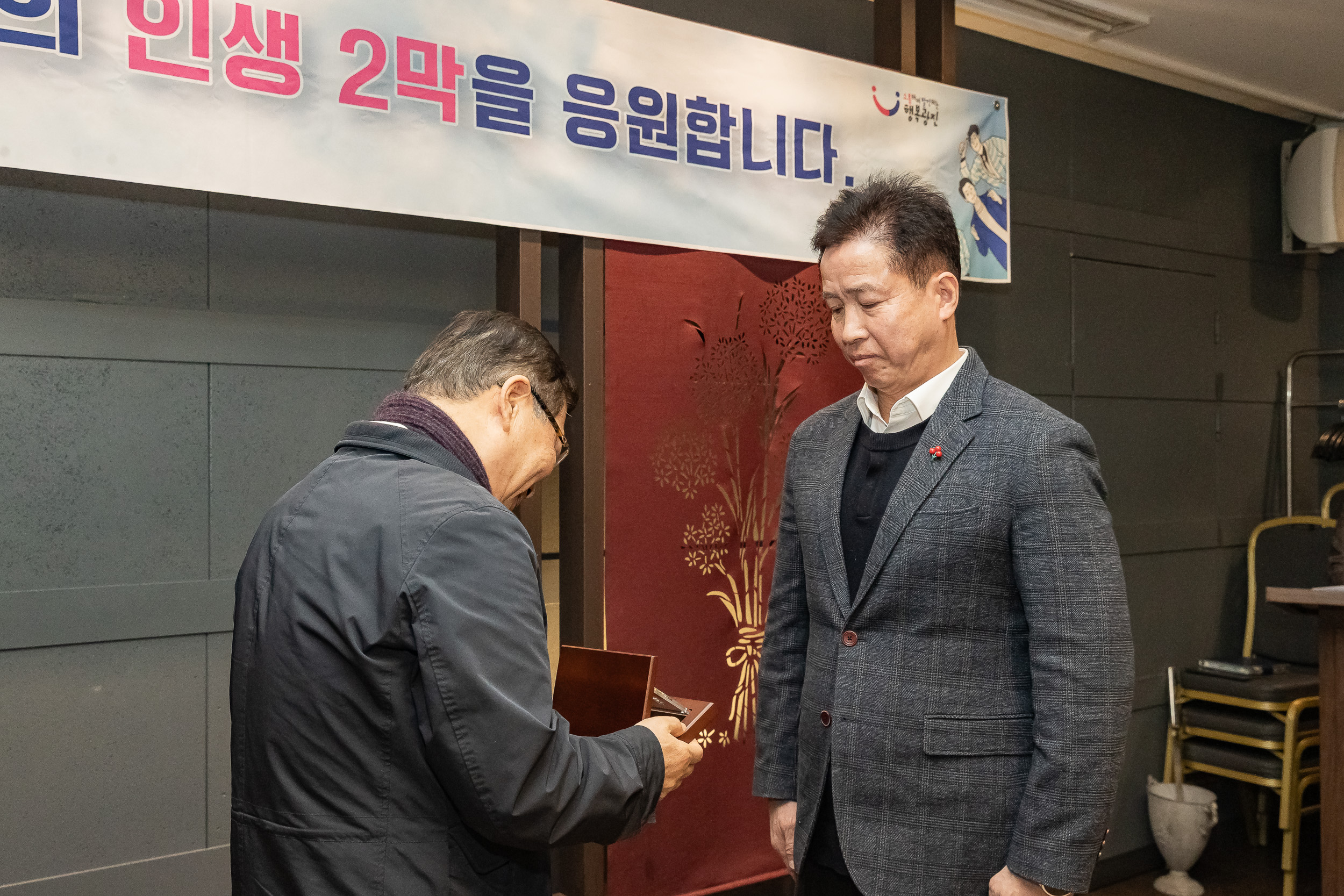 20251219-2025년 하반기 퇴임직원 상패 수여 20251219-41585_L_155015.jpg