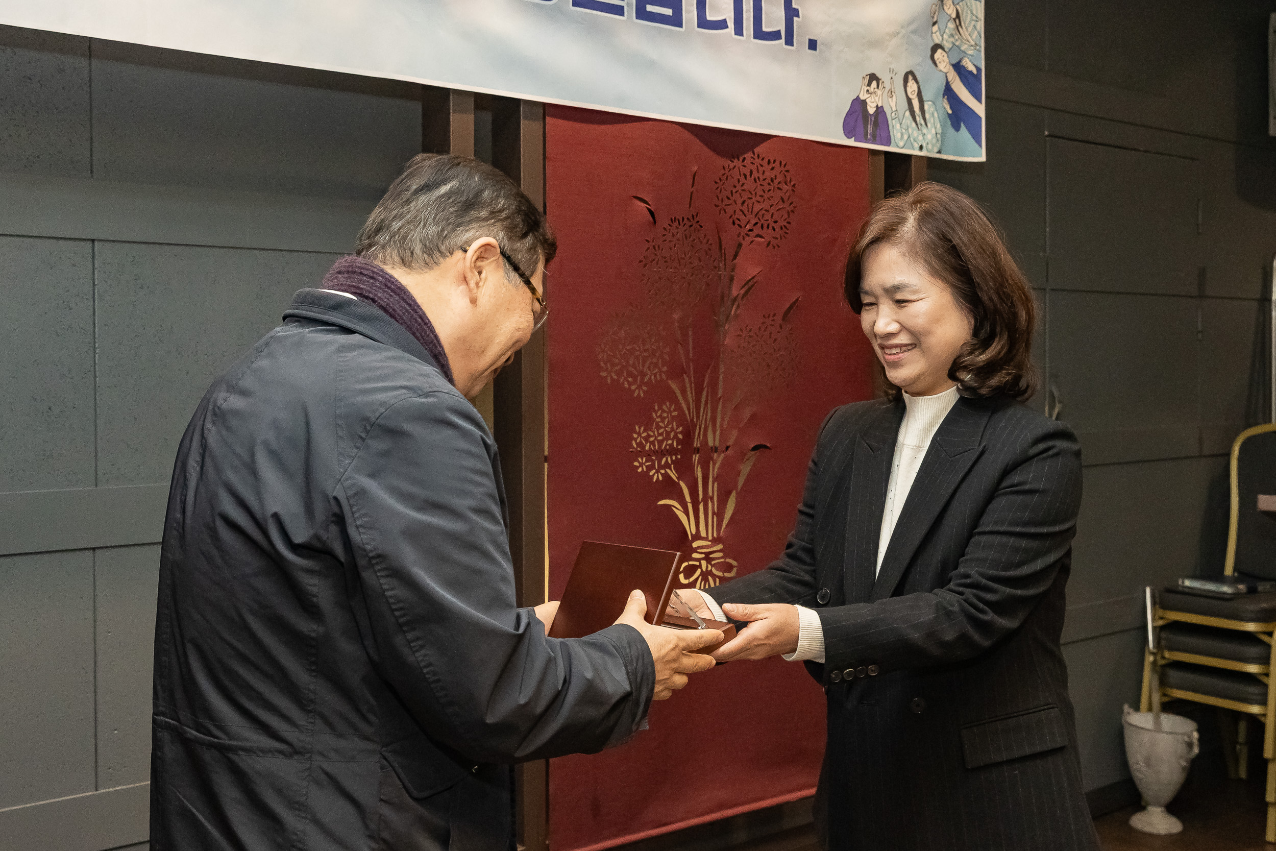 20251219-2025년 하반기 퇴임직원 상패 수여 20251219-41606_L_155016.jpg