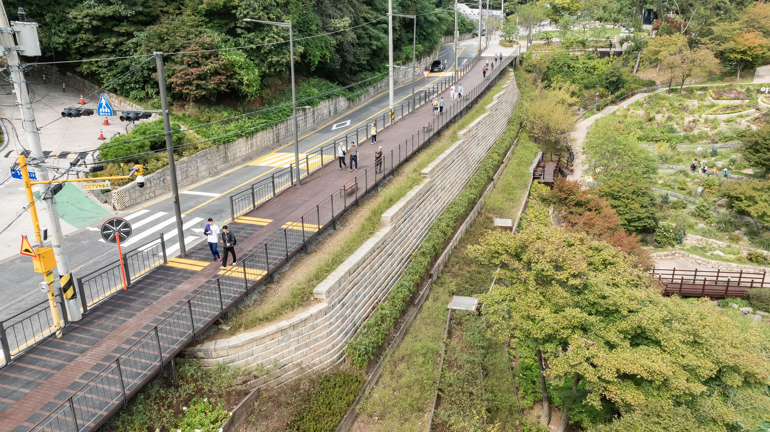 20250927-아차산 보행데크길 완공 20250927-44776_L_080949.jpg