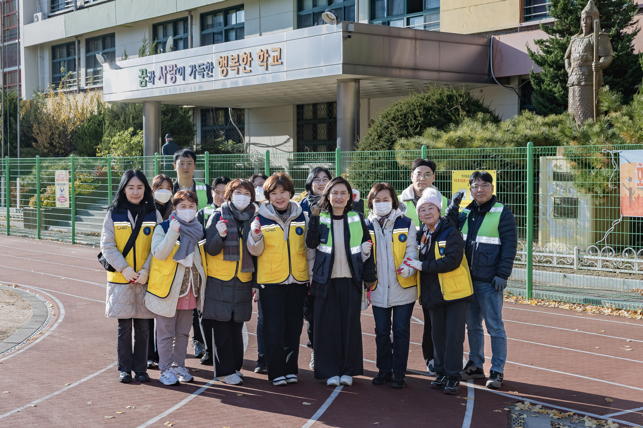 20251118-화양초 환경정비로 쾌적하고 안전한 화양동 만들기 20251118-9615_L_160737.jpg