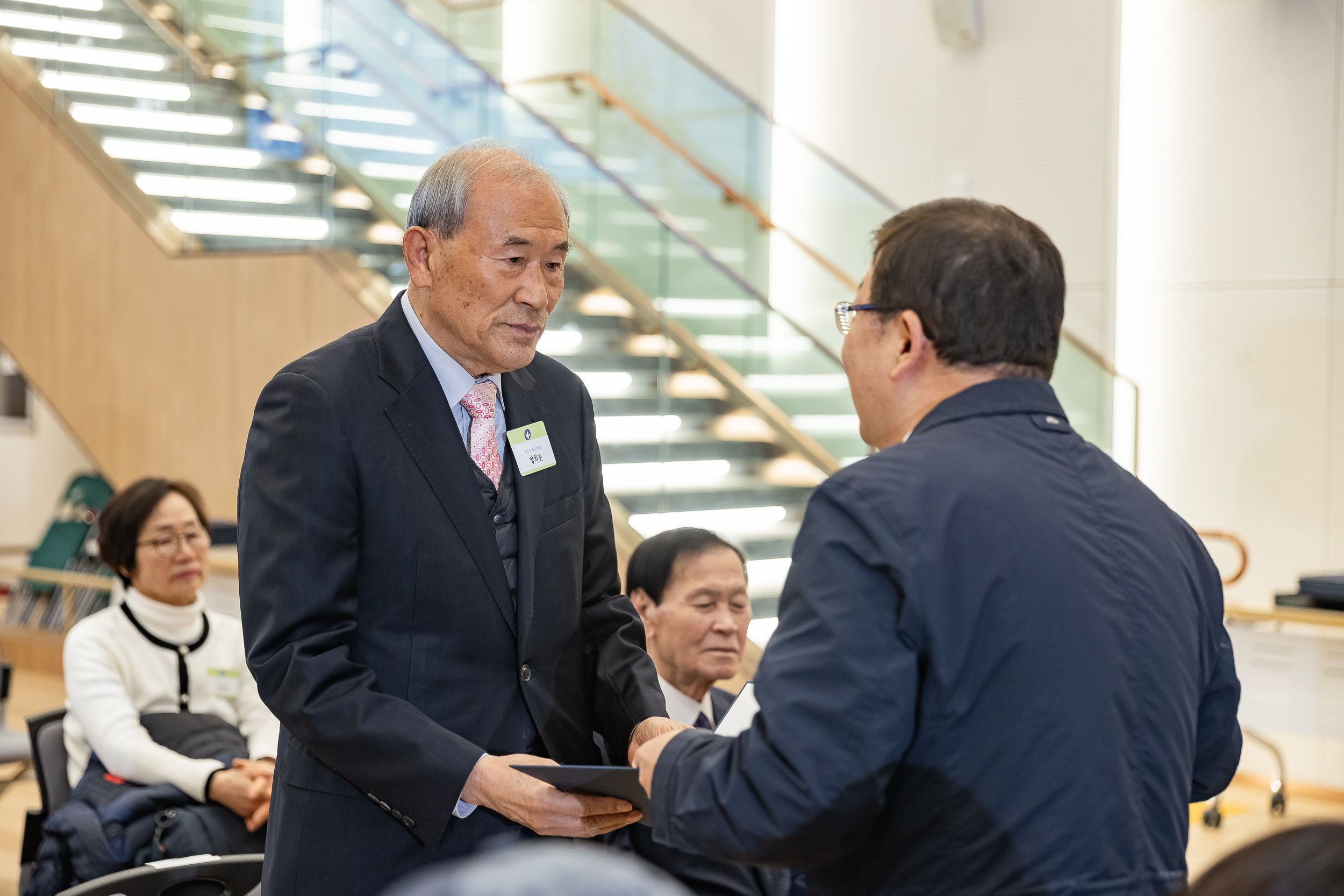 20251126-2025년 11월 정기 구민표창 수여식 20251126-15292_L_192538.jpg