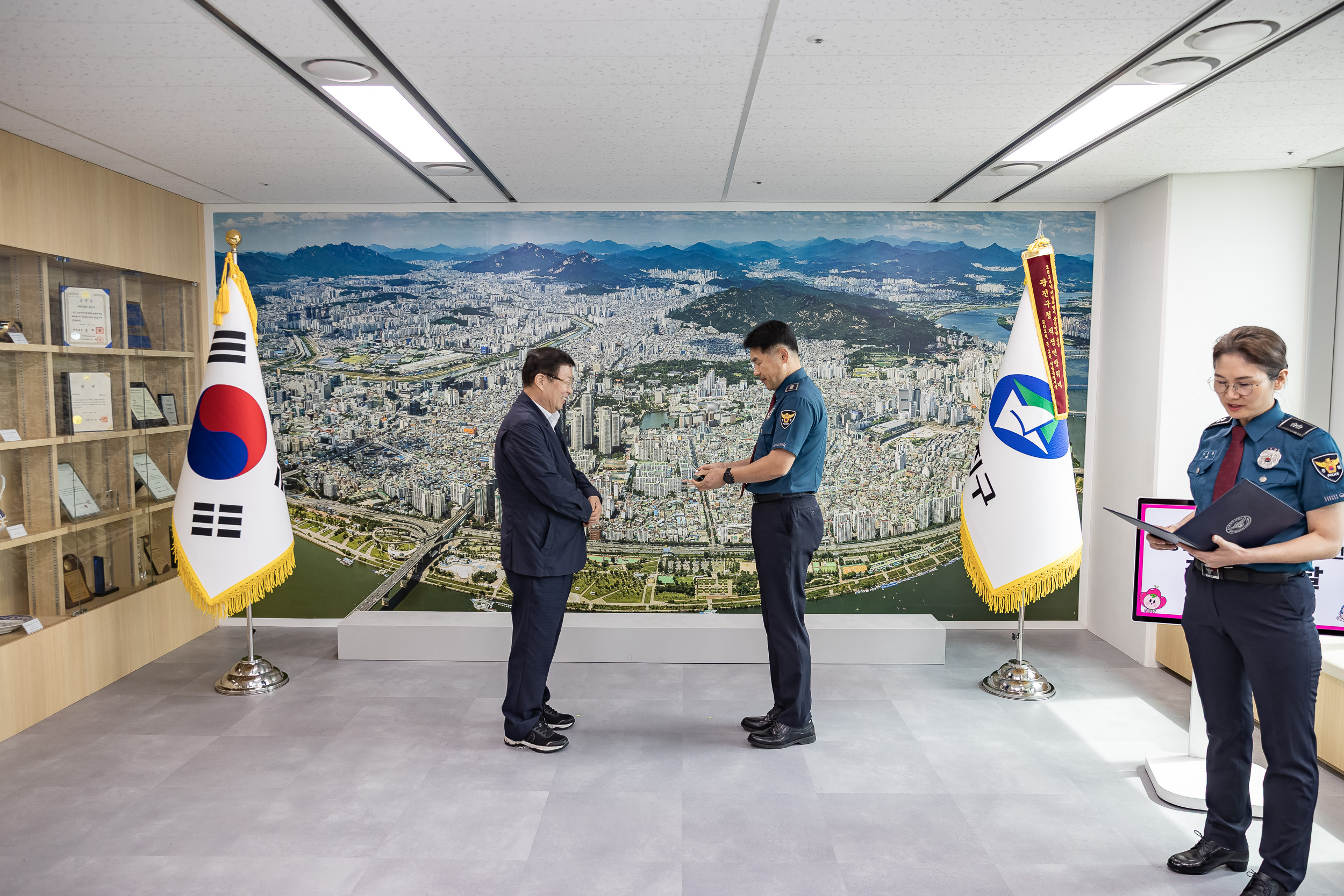 20250915-광진구 응급대응 체계 개선 감사패전달 현장경찰관 직원대표 방문 20250915-27595_G_170900.jpg