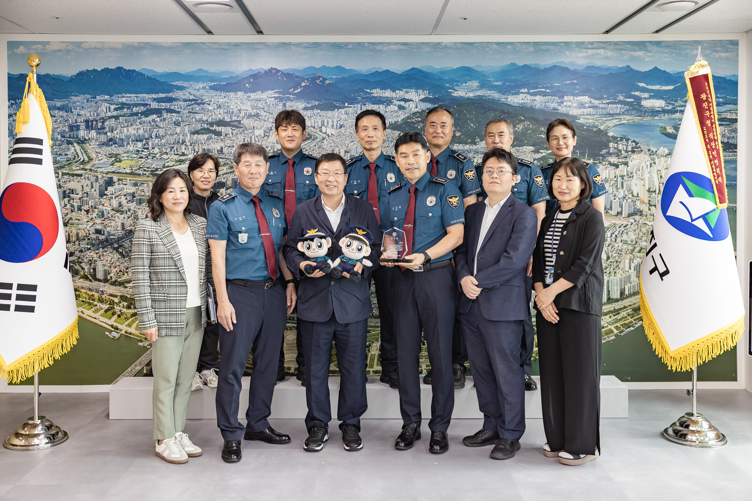 20250915-광진구 응급대응 체계 개선 감사패전달 현장경찰관 직원대표 방문 20250915-27655_G_170901.jpg