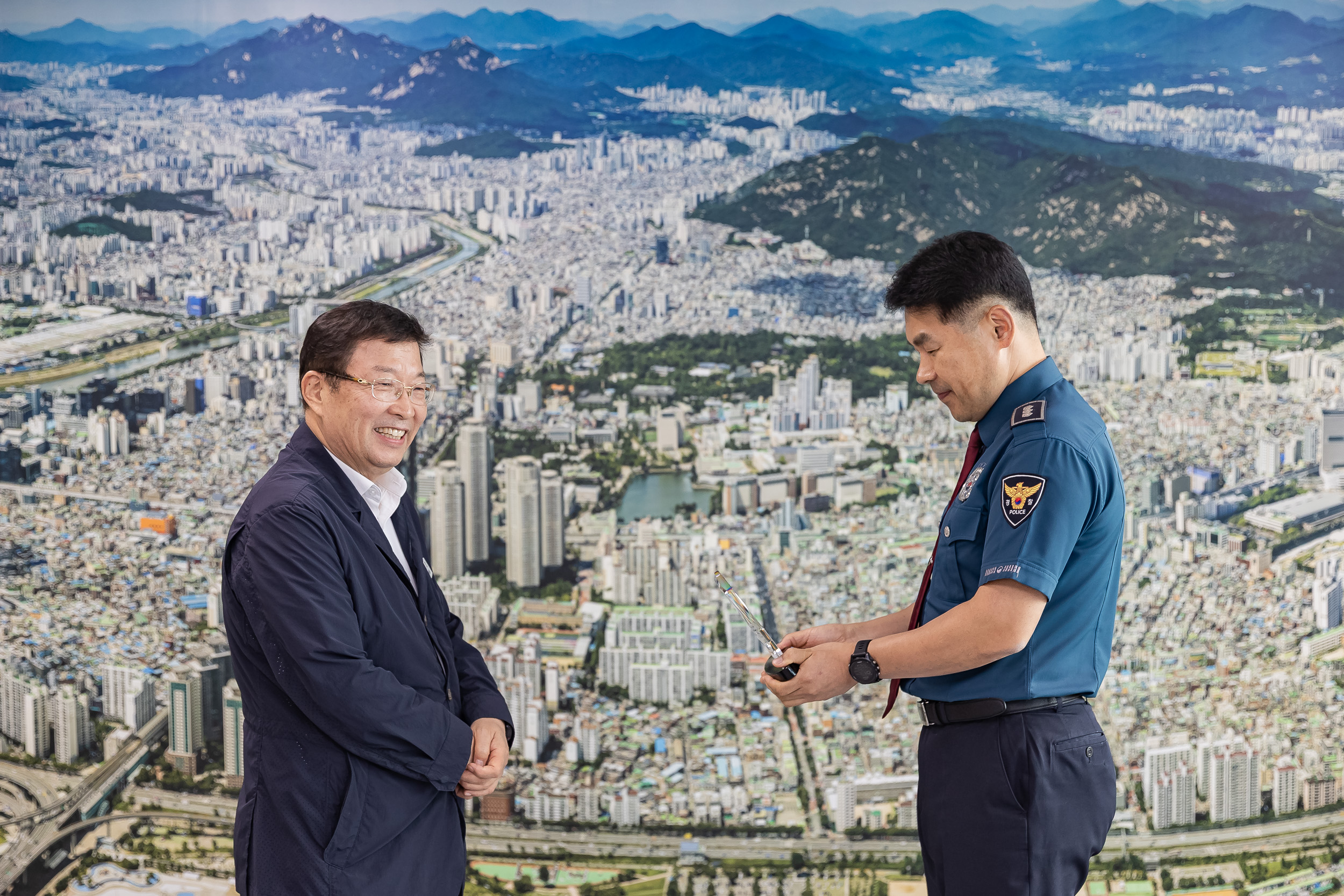 20250915-광진구 응급대응 체계 개선 감사패전달 현장경찰관 직원대표 방문 20250915-27597_G_170900.jpg