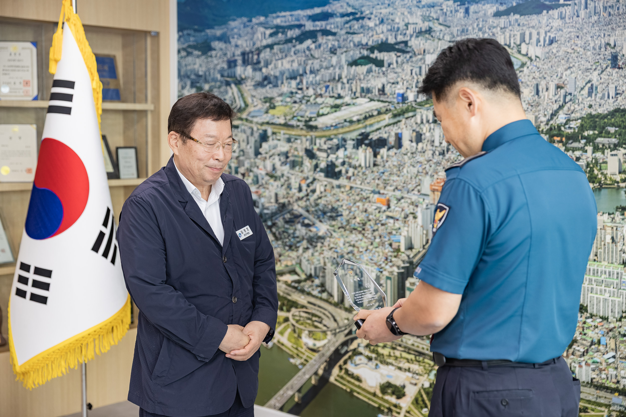 20250915-광진구 응급대응 체계 개선 감사패전달 현장경찰관 직원대표 방문 20250915-27600_G_170900.jpg