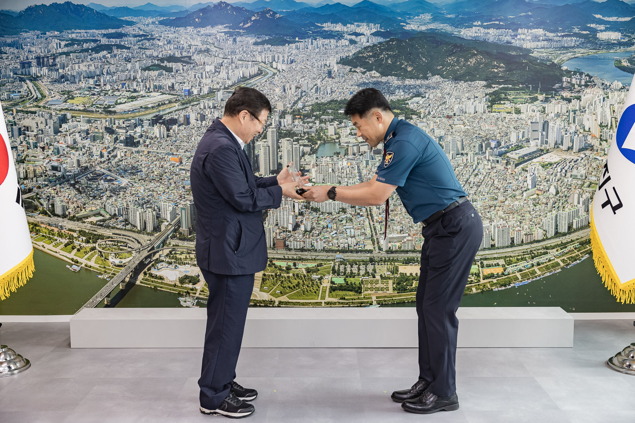 20250915-광진구 응급대응 체계 개선 감사패전달 현장경찰관 직원대표 방문 20250915-27617_G_170900.jpg