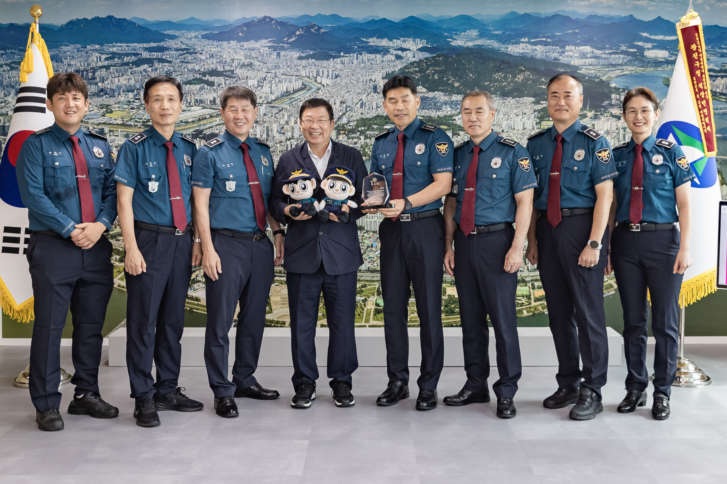 20250915-광진구 응급대응 체계 개선 감사패전달 현장경찰관 직원대표 방문 20250915-27629_G_170901.jpg