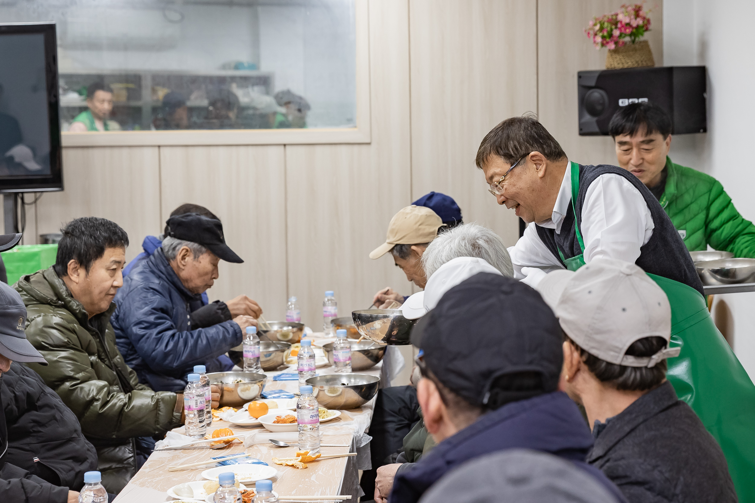 20251216-따뜻한 겨울나기 관내 어르신 이.미용봉사 및 점심대접 20251216-37370_L_182206.jpg