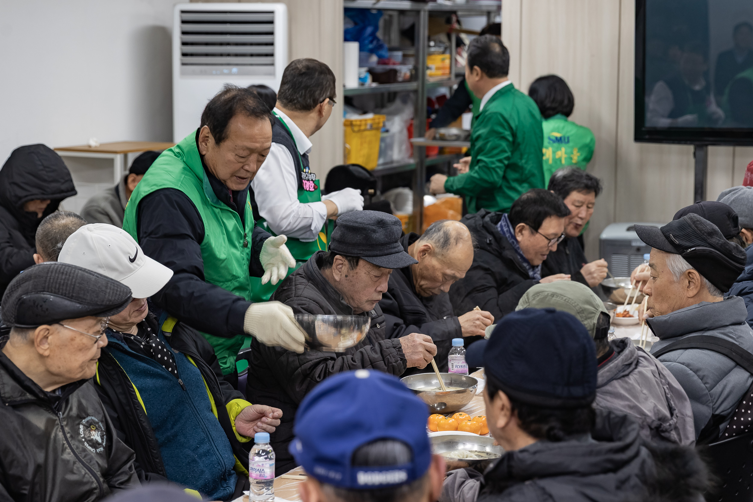 20251216-따뜻한 겨울나기 관내 어르신 이.미용봉사 및 점심대접 20251216-37419_L_182206.jpg