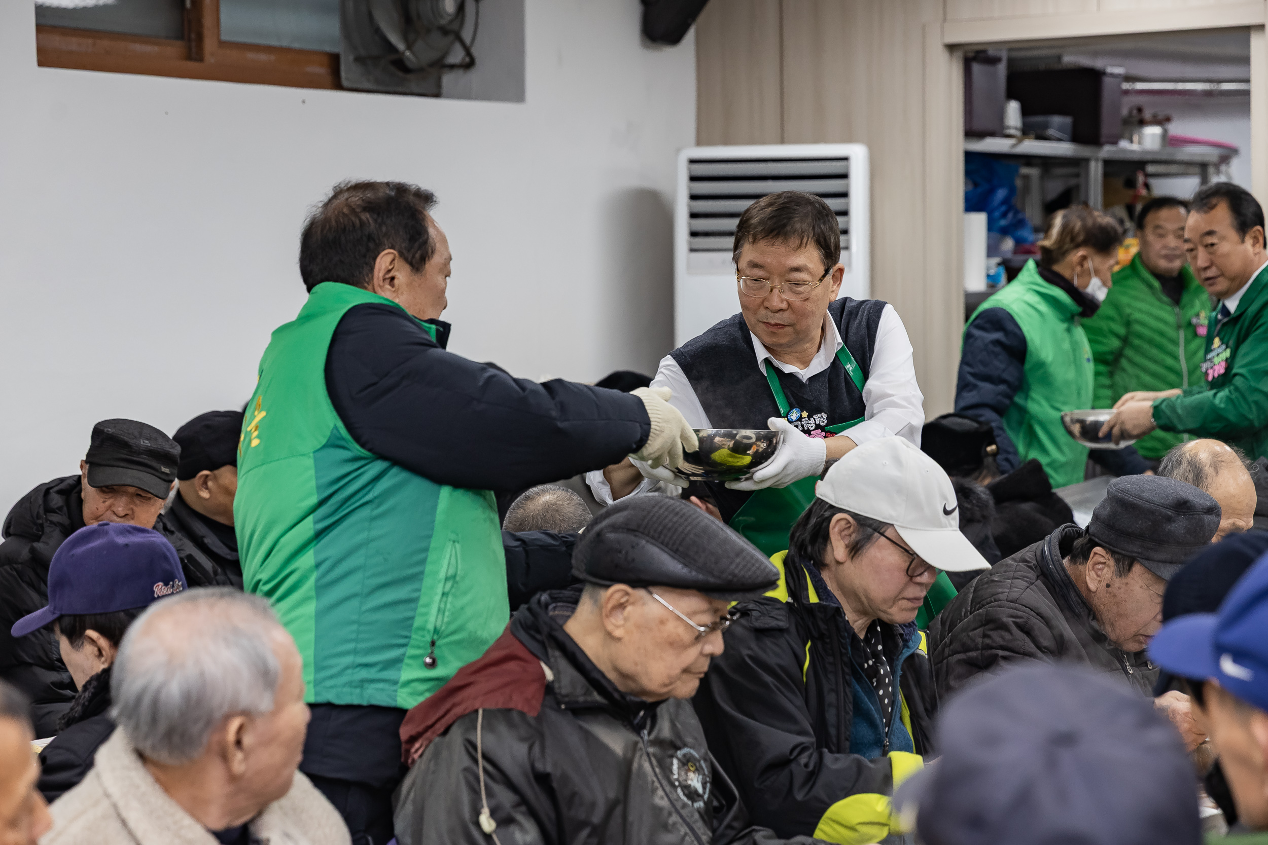 20251216-따뜻한 겨울나기 관내 어르신 이.미용봉사 및 점심대접 20251216-37422_L_182206.jpg