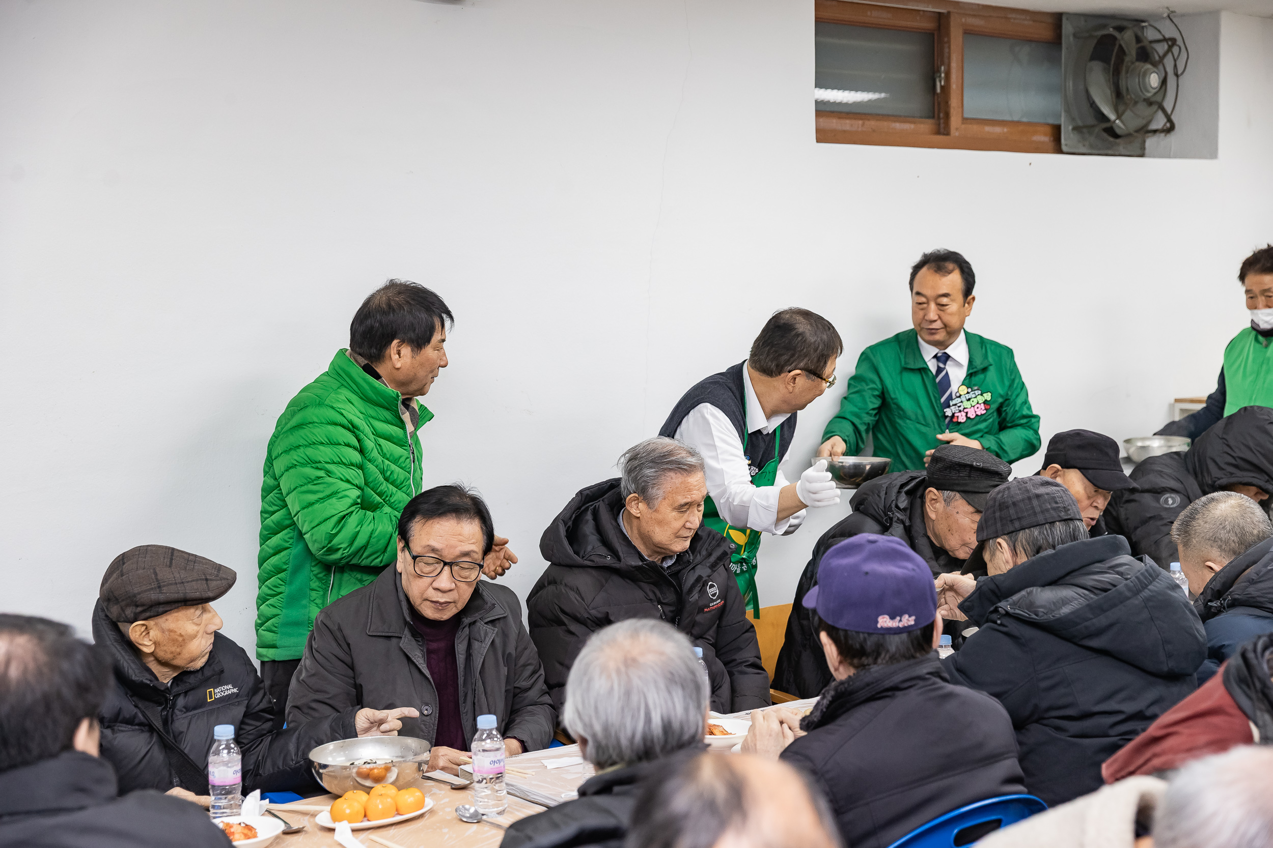 20251216-따뜻한 겨울나기 관내 어르신 이.미용봉사 및 점심대접 20251216-37436_L_182207.jpg