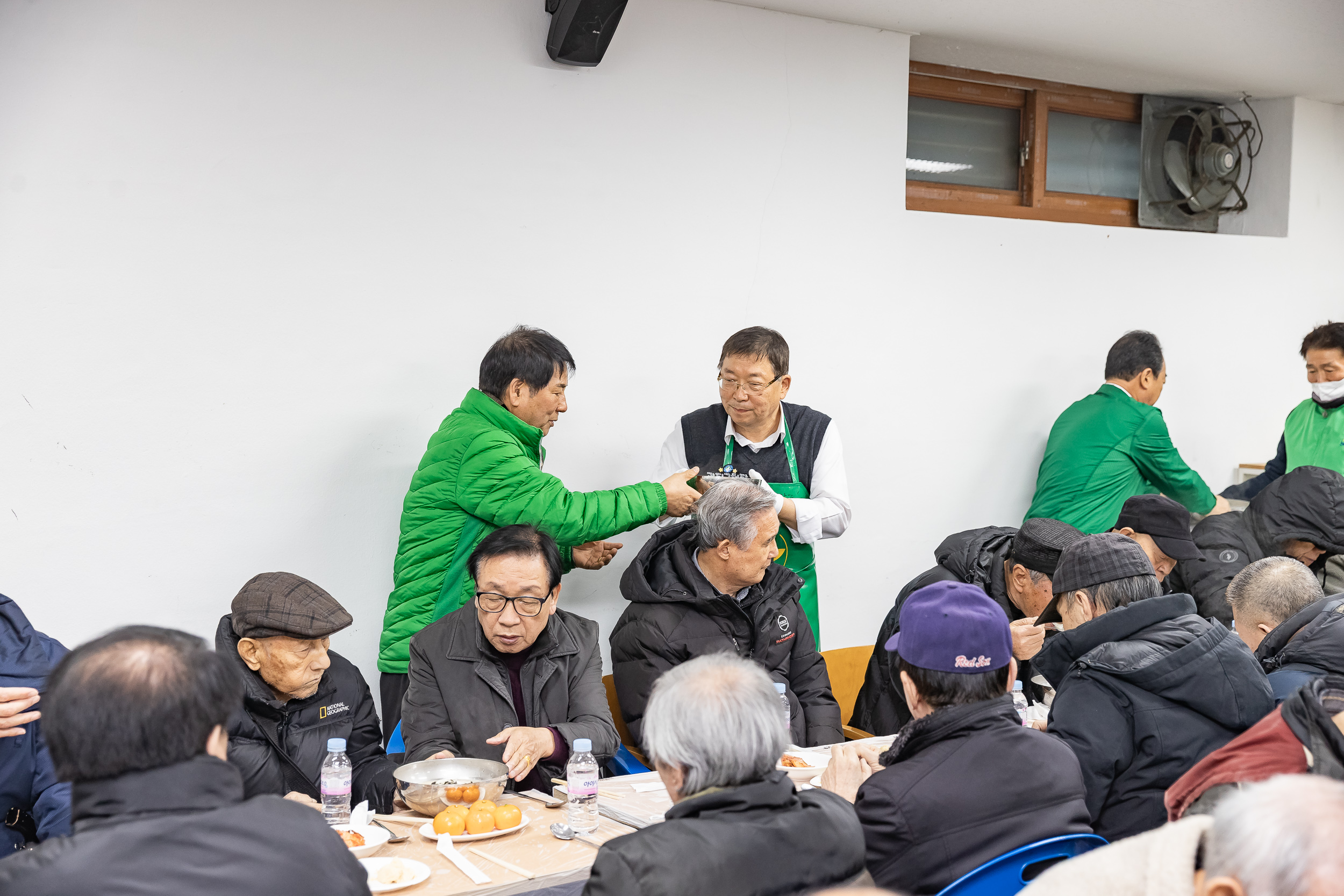 20251216-따뜻한 겨울나기 관내 어르신 이.미용봉사 및 점심대접 20251216-37440_L_182207.jpg