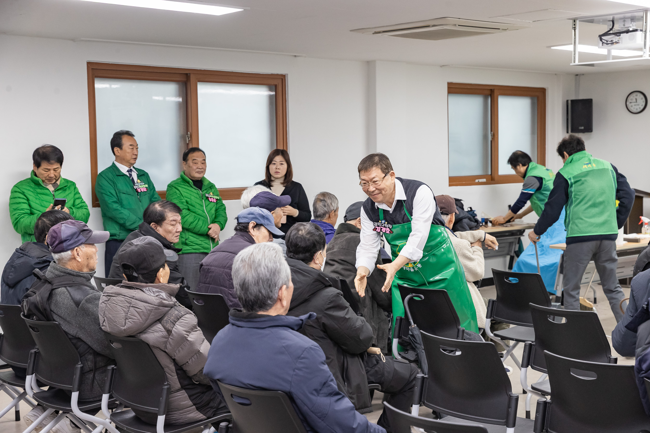 20251216-따뜻한 겨울나기 관내 어르신 이.미용봉사 및 점심대접 20251216-37512_L_182207.jpg