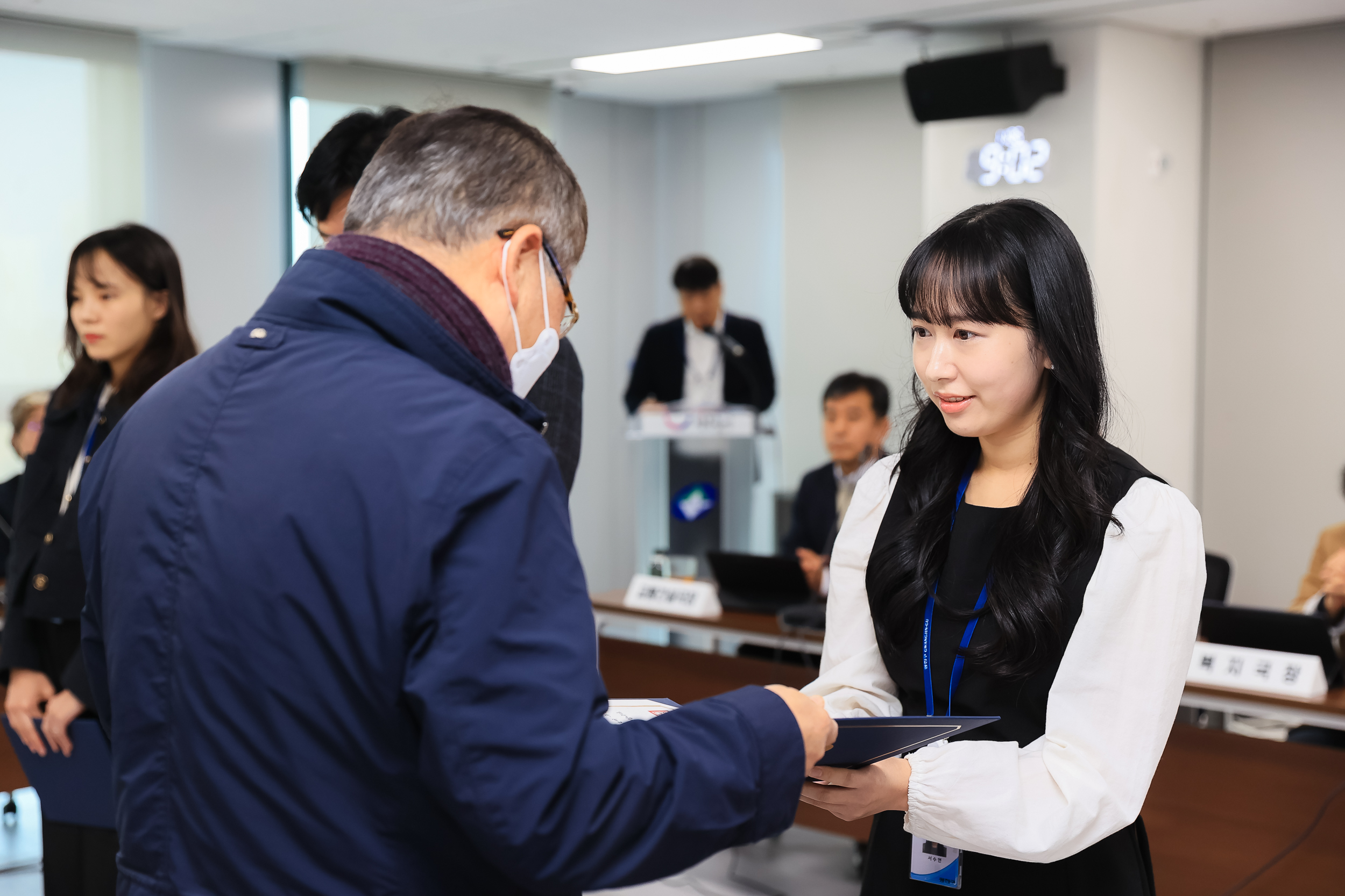 20251106-2025년 10월 우수공무원 표창 20251106-0429_L_104635.jpg