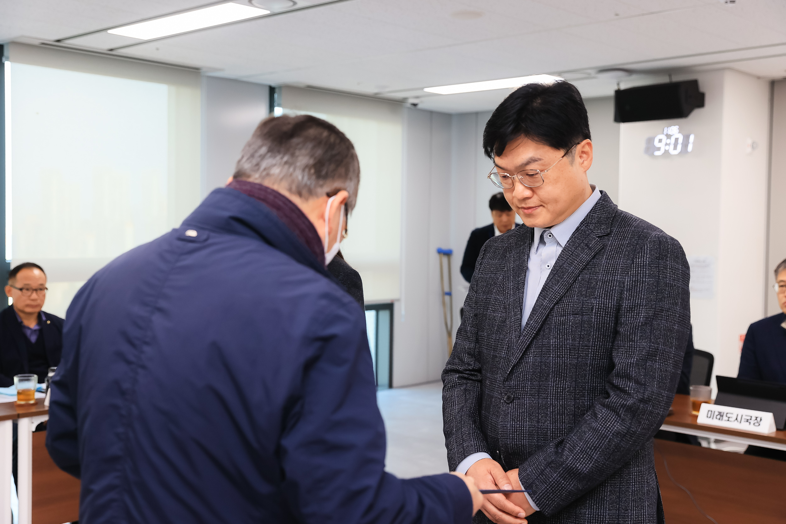 20251106-2025년 10월 우수공무원 표창 20251106-0416_L_104636.jpg