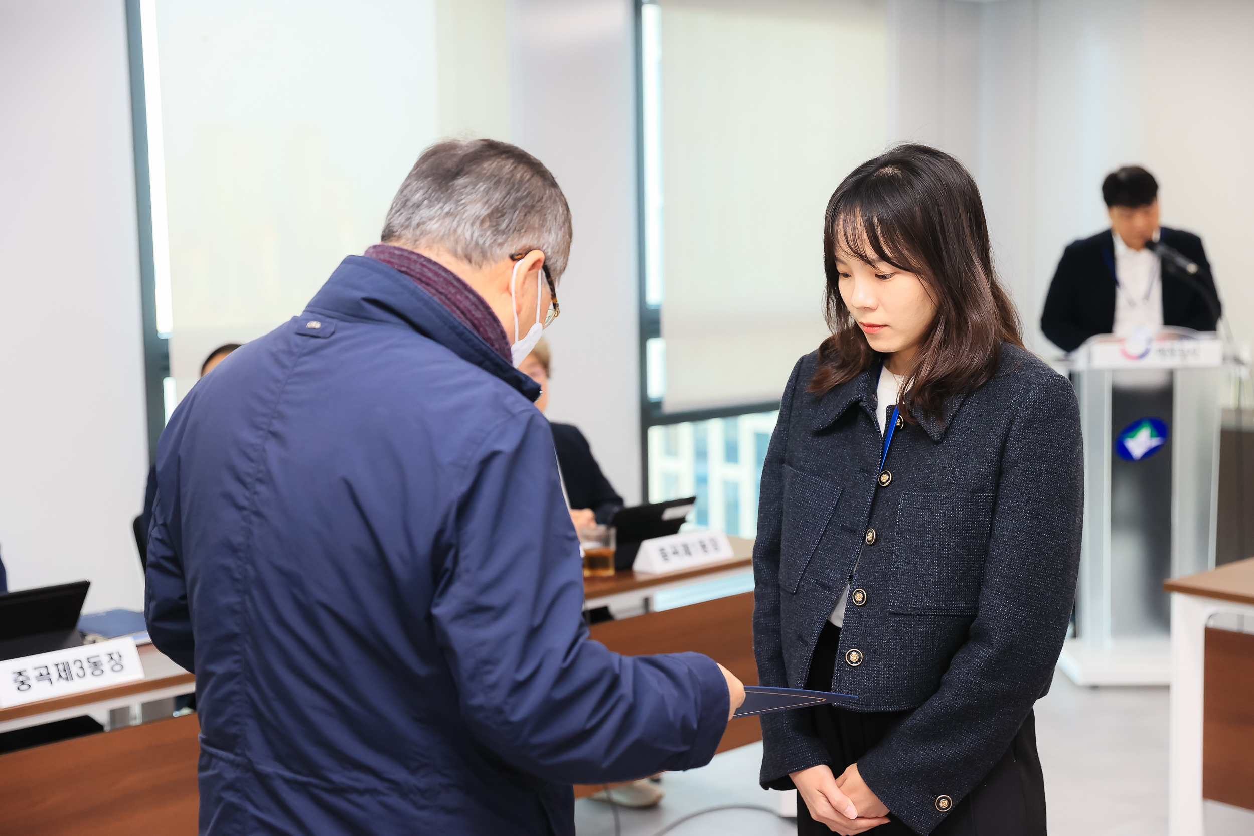 20251106-2025년 10월 우수공무원 표창 20251106-0405_L_104636.jpg