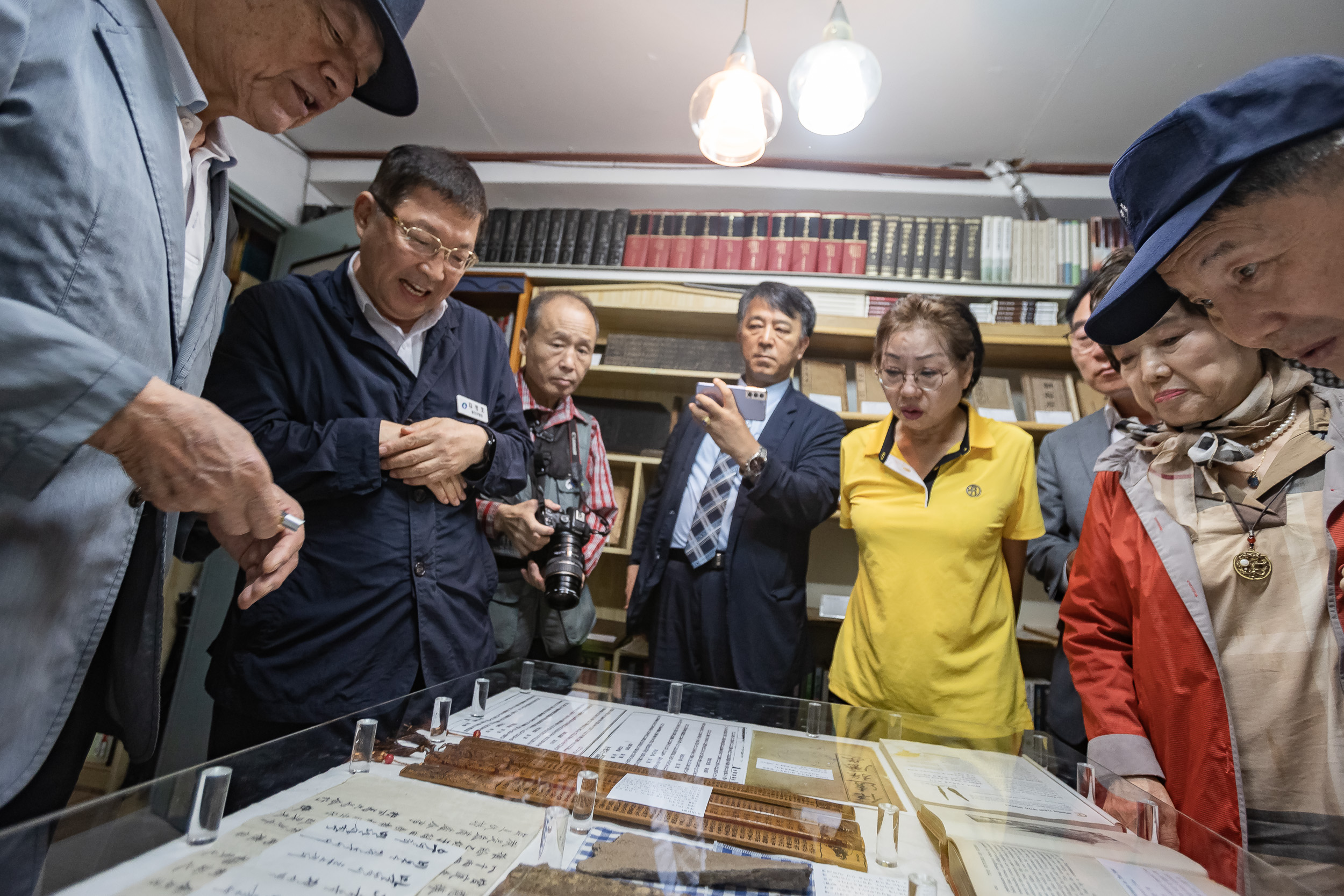 20250924-운룡도서관 고서 전시회 20250924-41954_L_075459.jpg