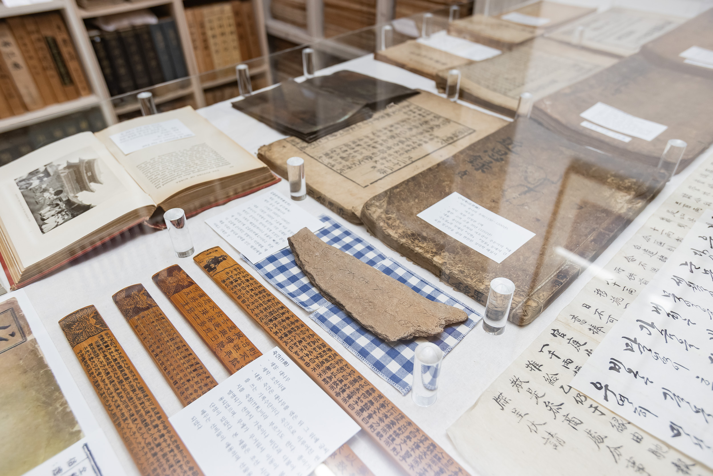 20250924-운룡도서관 고서 전시회 20250924-42001_L_075459.jpg