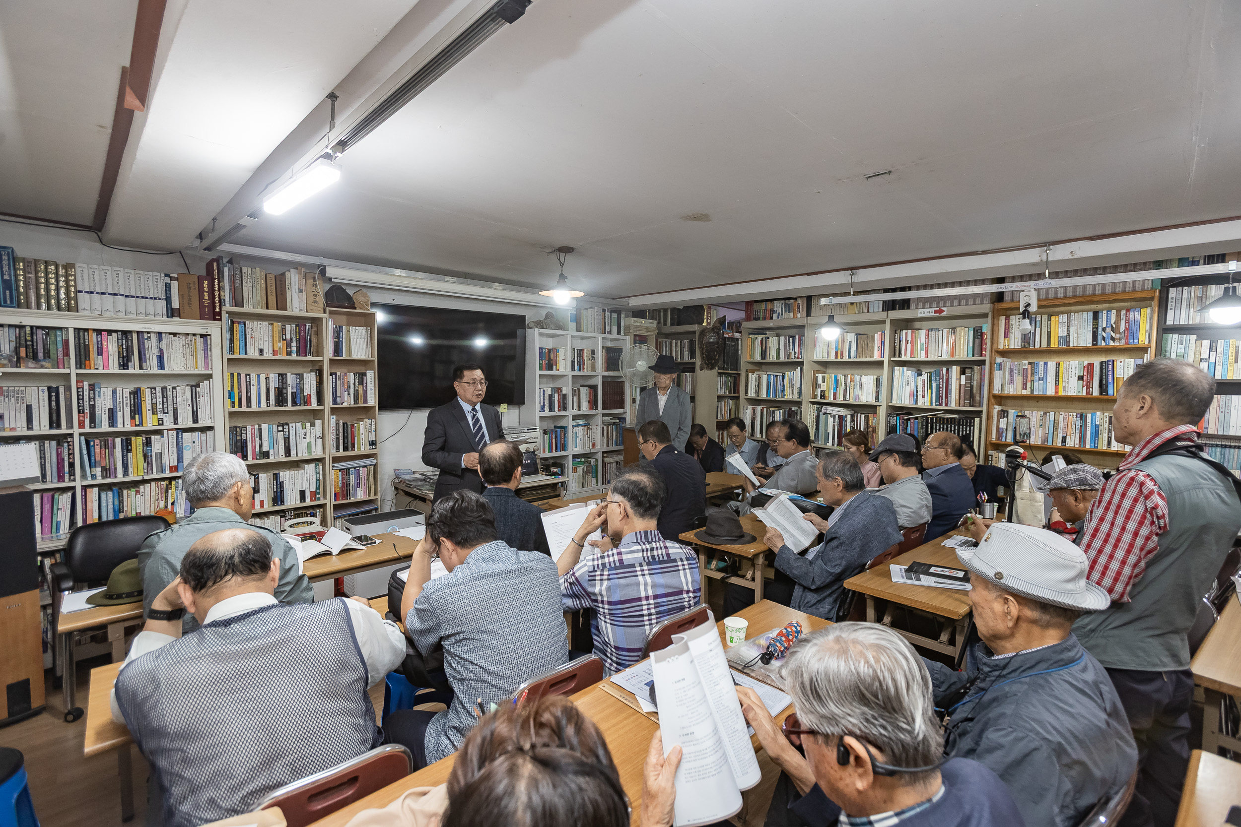 20250924-운룡도서관 고서 전시회 20250924-42008_L_075459.jpg