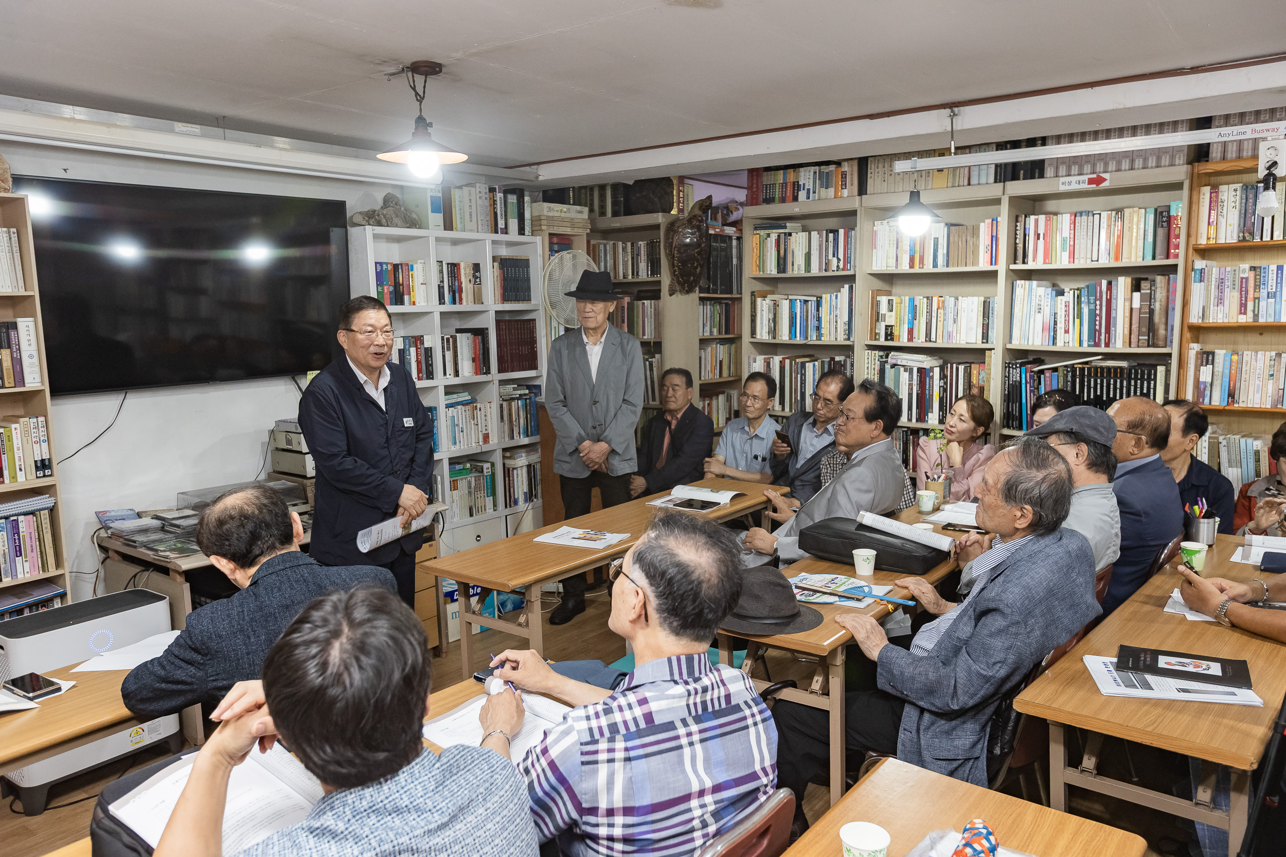 20250924-운룡도서관 고서 전시회 20250924-42040_L_075459.jpg