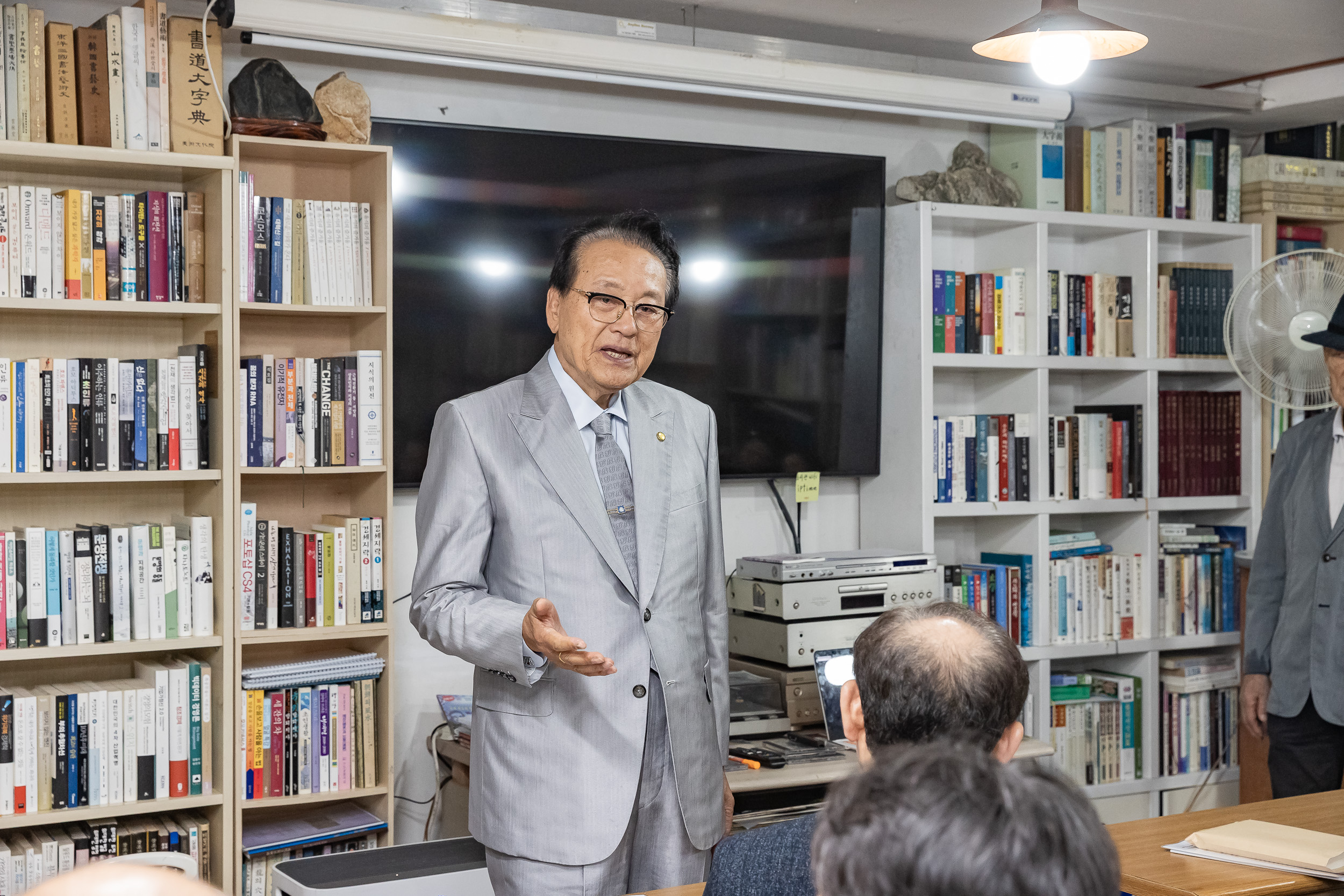 20250924-운룡도서관 고서 전시회 20250924-42082_L_075459.jpg