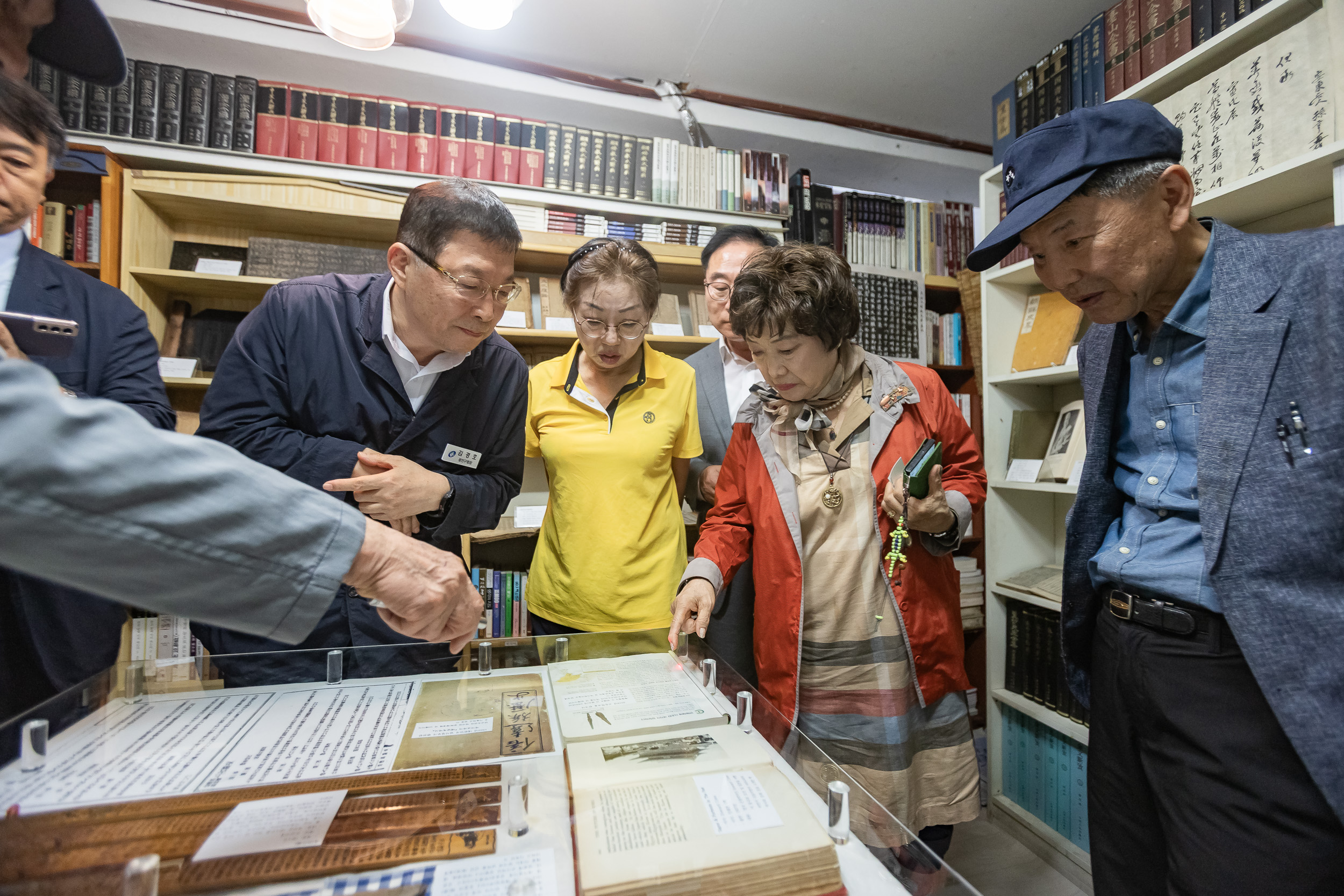 20250924-운룡도서관 고서 전시회 20250924-41963_L_075459.jpg