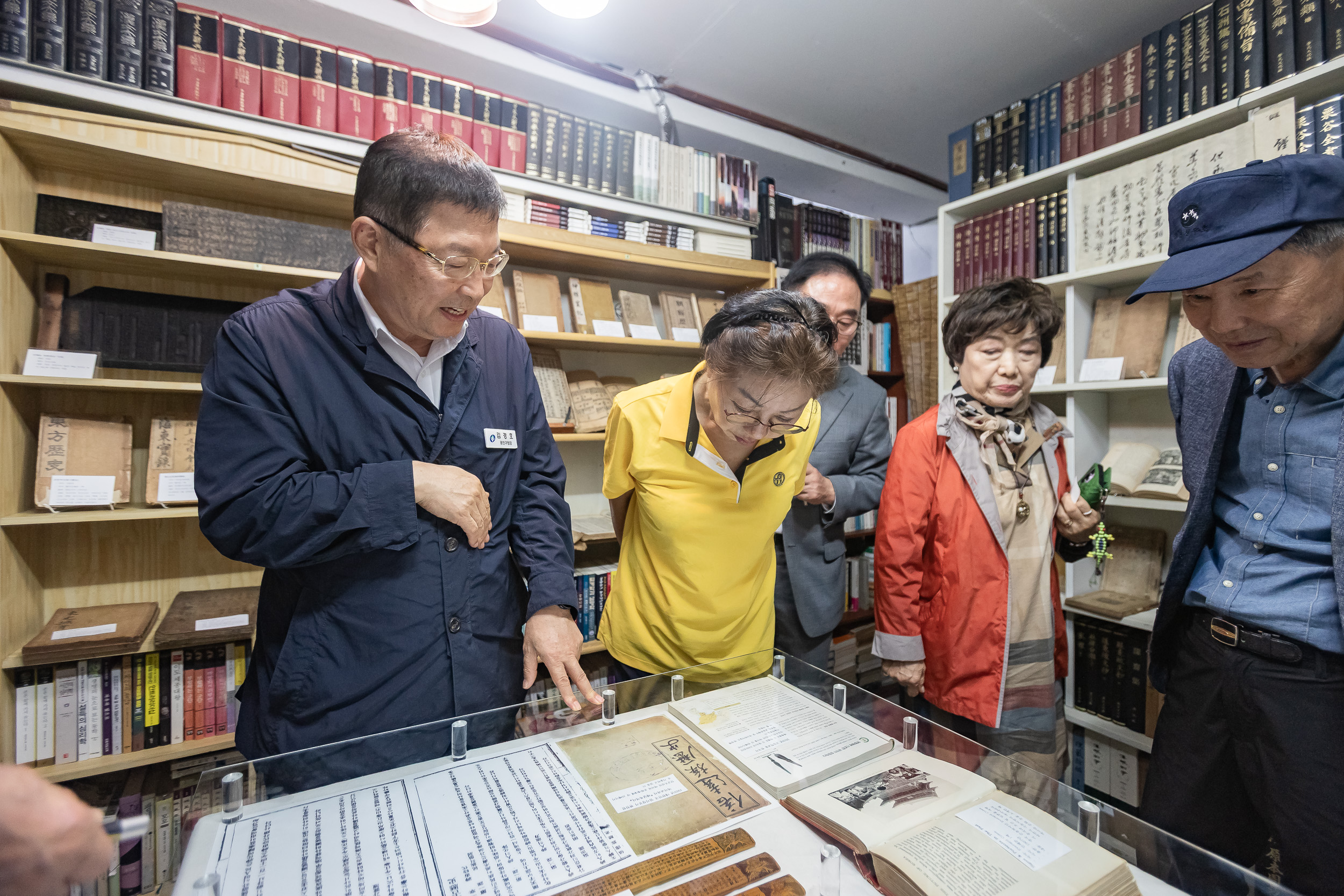 20250924-운룡도서관 고서 전시회 20250924-41975_L_075459.jpg