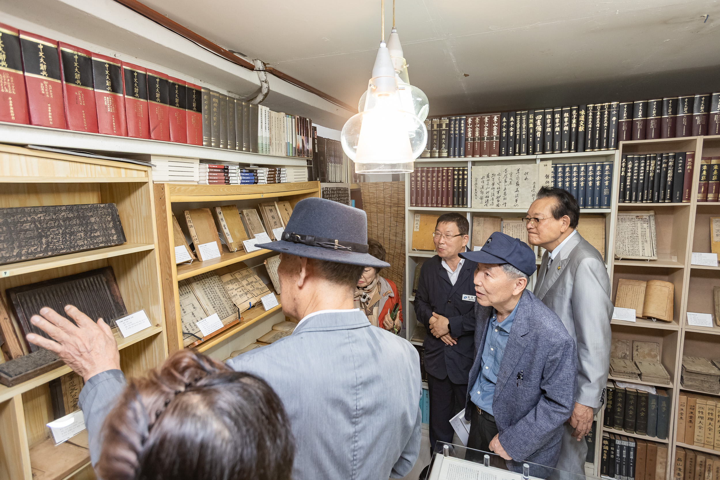 20250924-운룡도서관 고서 전시회 20250924-41984_L_075459.jpg