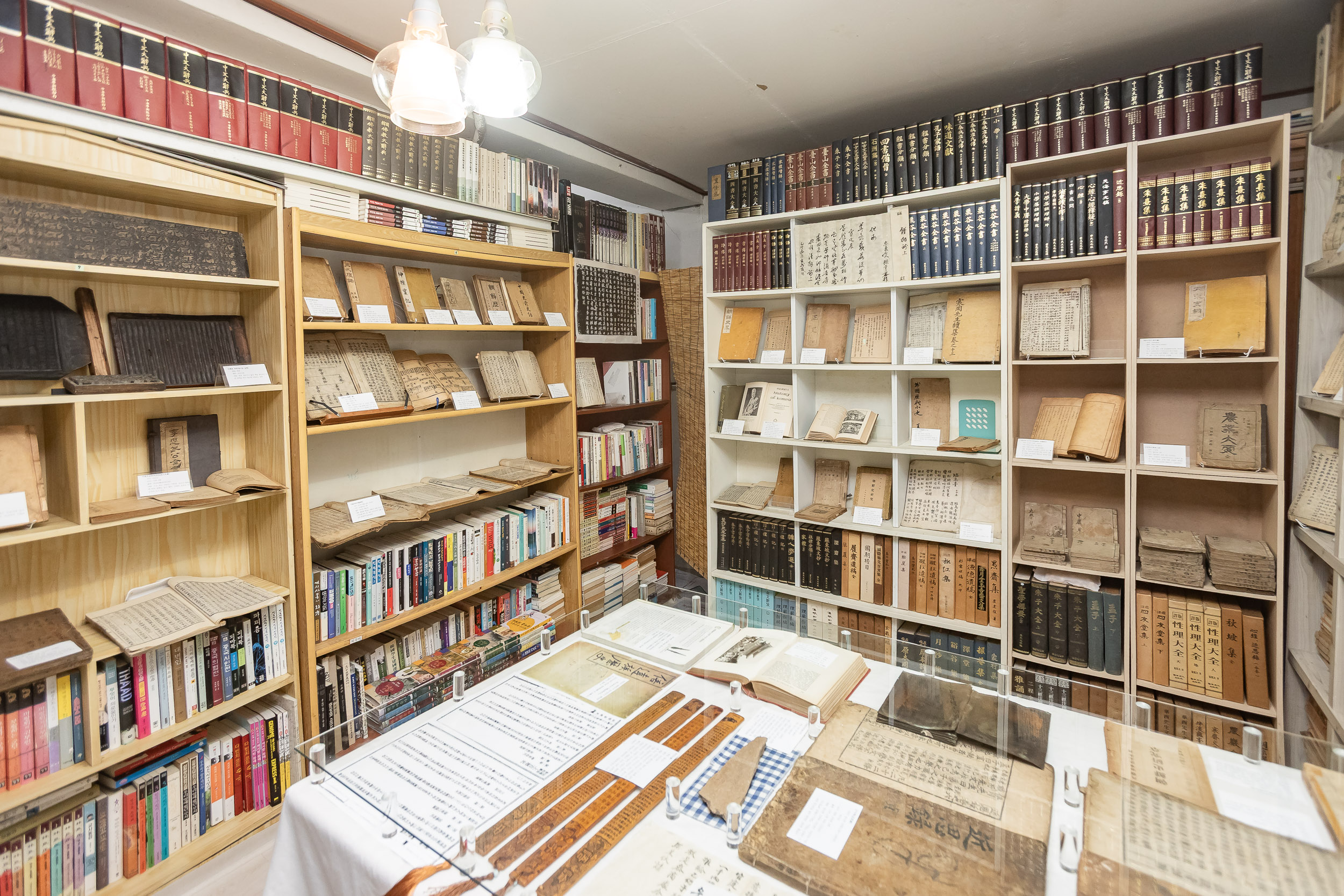 20250924-운룡도서관 고서 전시회 20250924-41998_L_075459.jpg