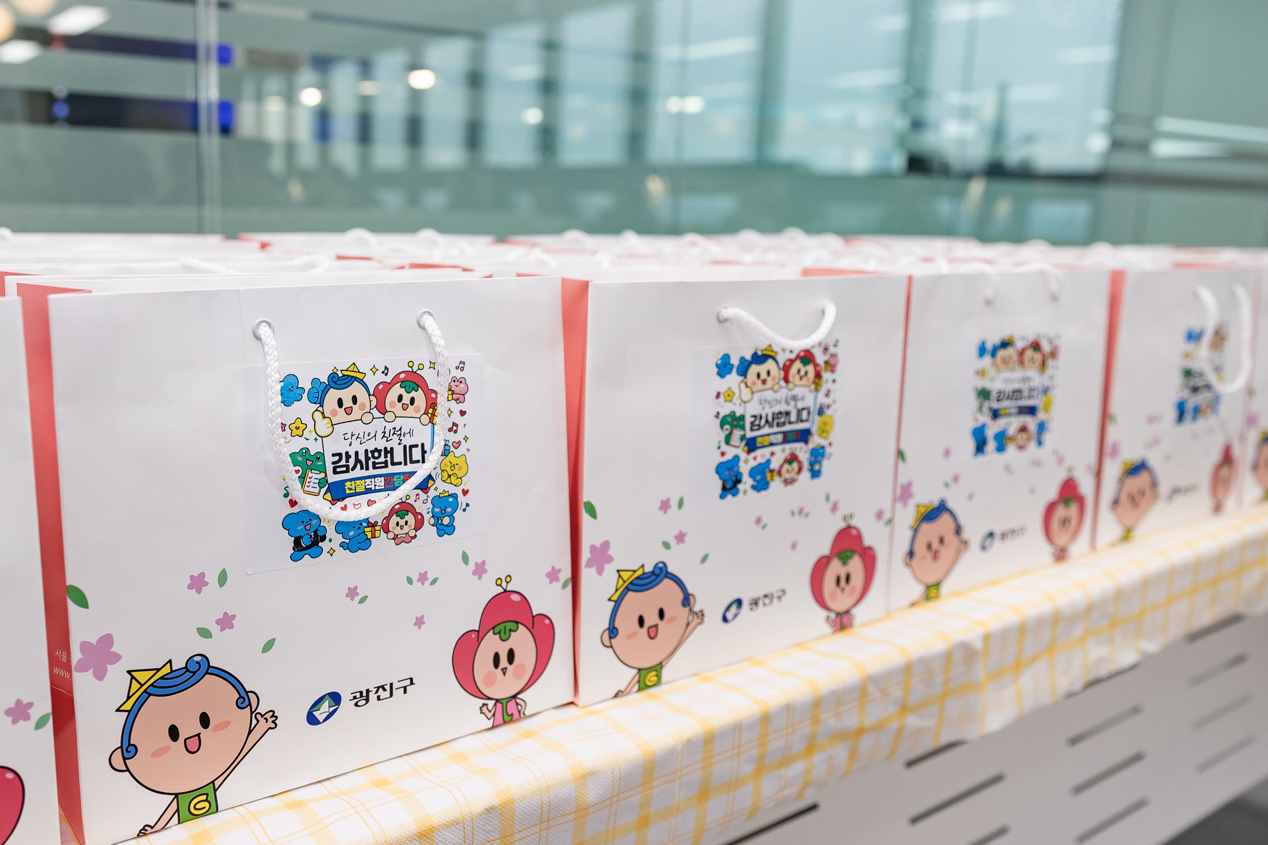 20251127-2025년 하반기 친절 직원 격려 간담회 20251127-17399_L_130138.jpg