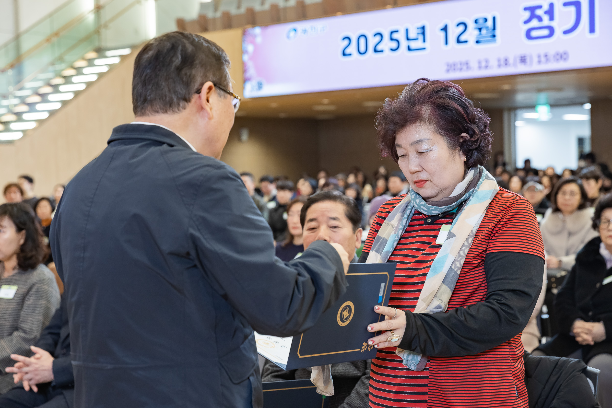 20251218-2025년 12월 정기 구민표창 수여식 20251218-38932_L_154327.jpg