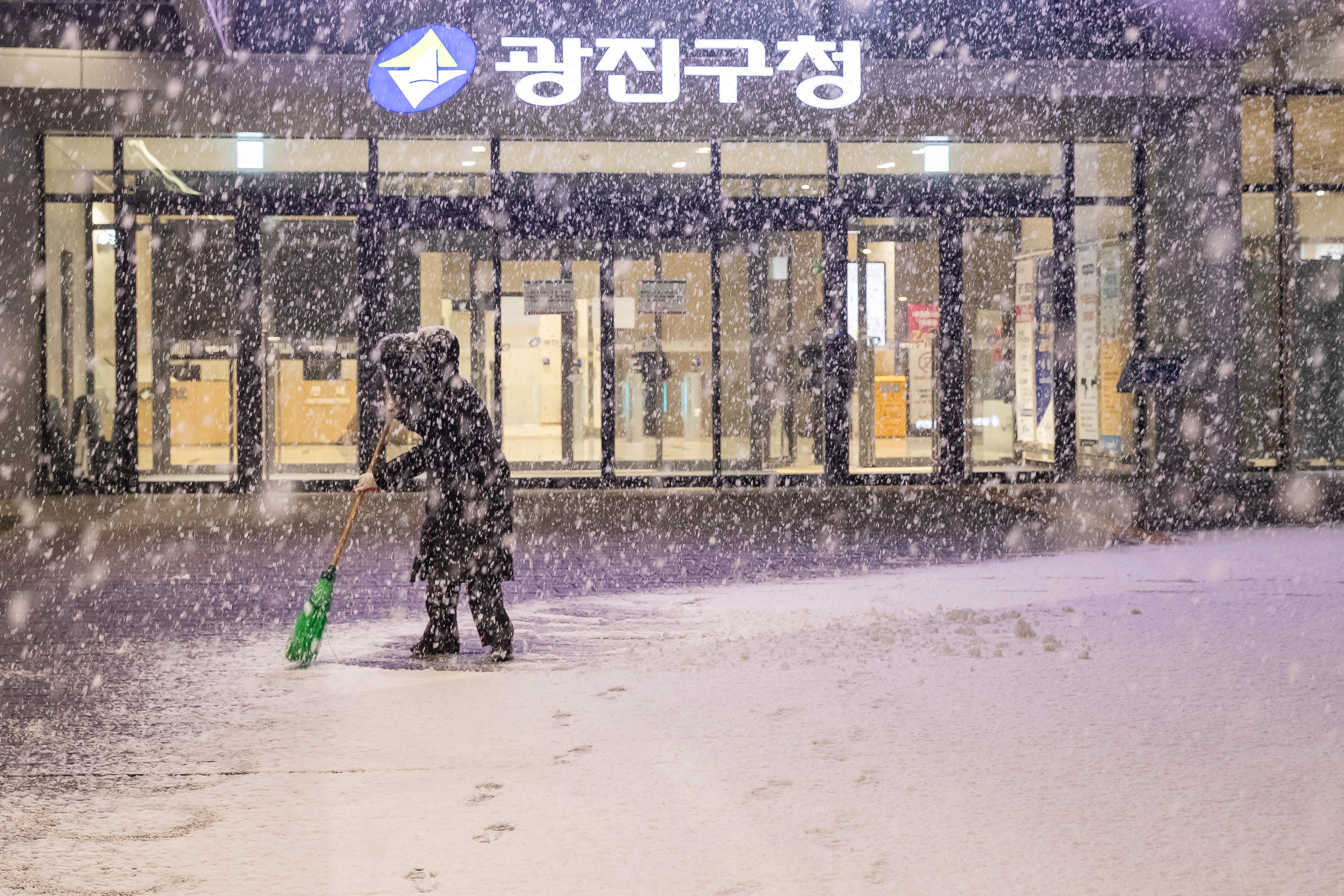 20251204-기습폭설 제설 작업중인 광진구청 직원들 20251204-22469_L_153451.jpg