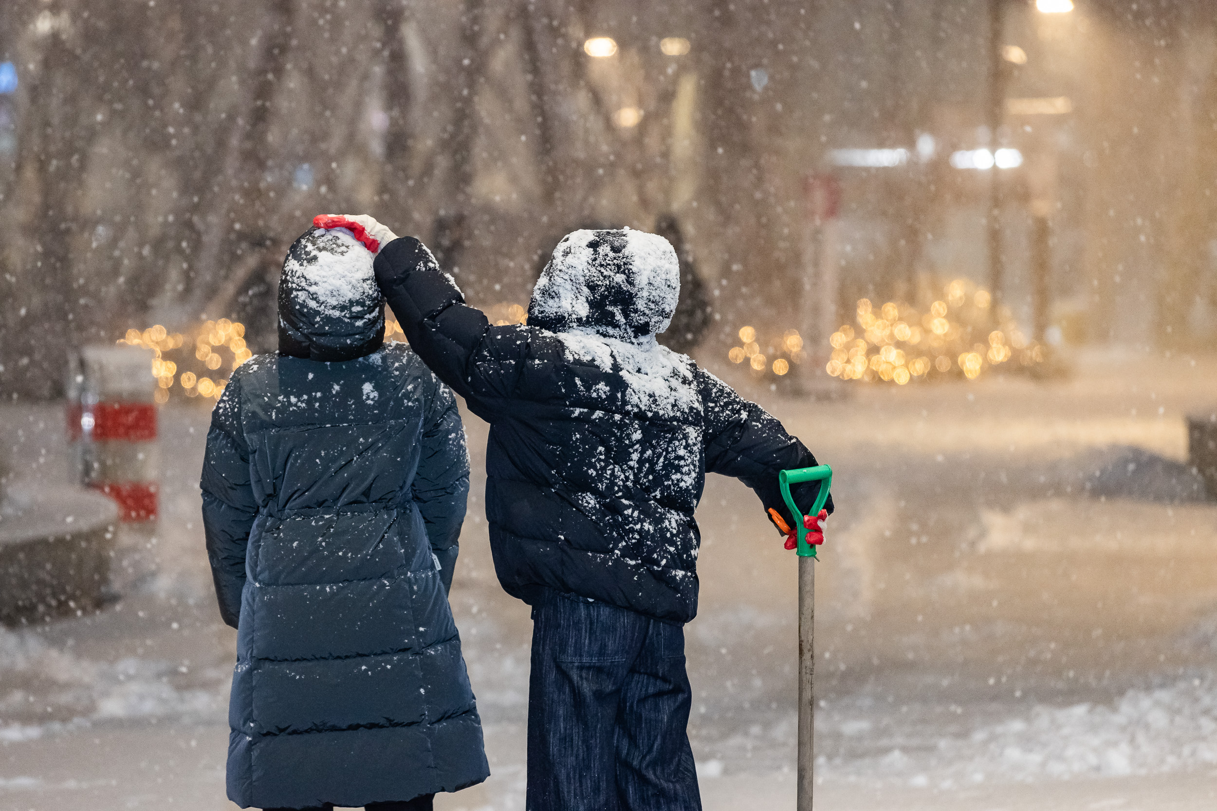 20251204-기습폭설 제설 작업중인 광진구청 직원들 20251204-22242_L_153451.jpg