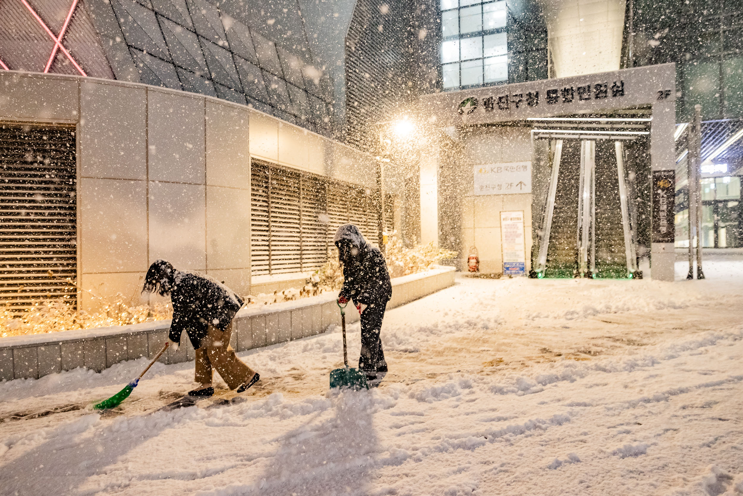 20251204-기습폭설 제설 작업중인 광진구청 직원들 20251204-22378_L_153451.jpg