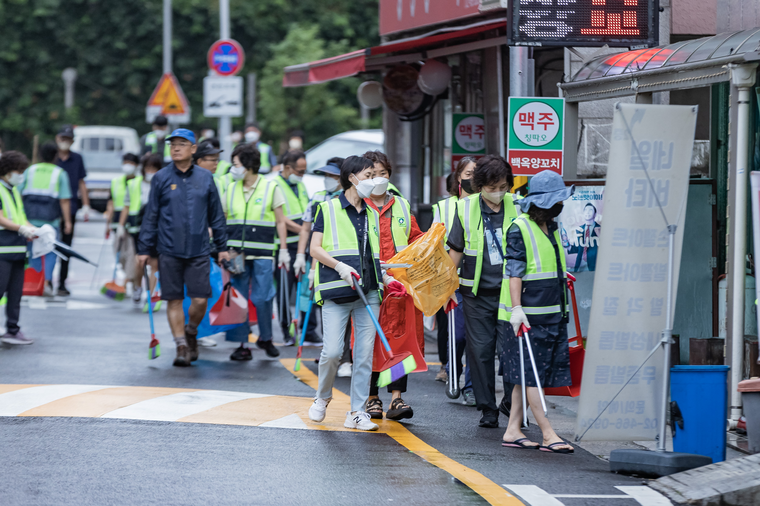 20220823-제2회 주민과 함께하는 골목청소-자양4동 220823-0302_G_130039.jpg