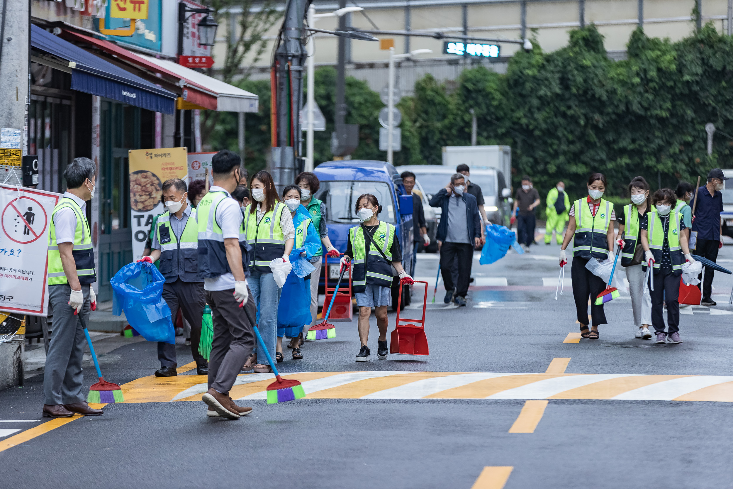 20220823-제2회 주민과 함께하는 골목청소-자양4동 220823-0305_G_130039.jpg