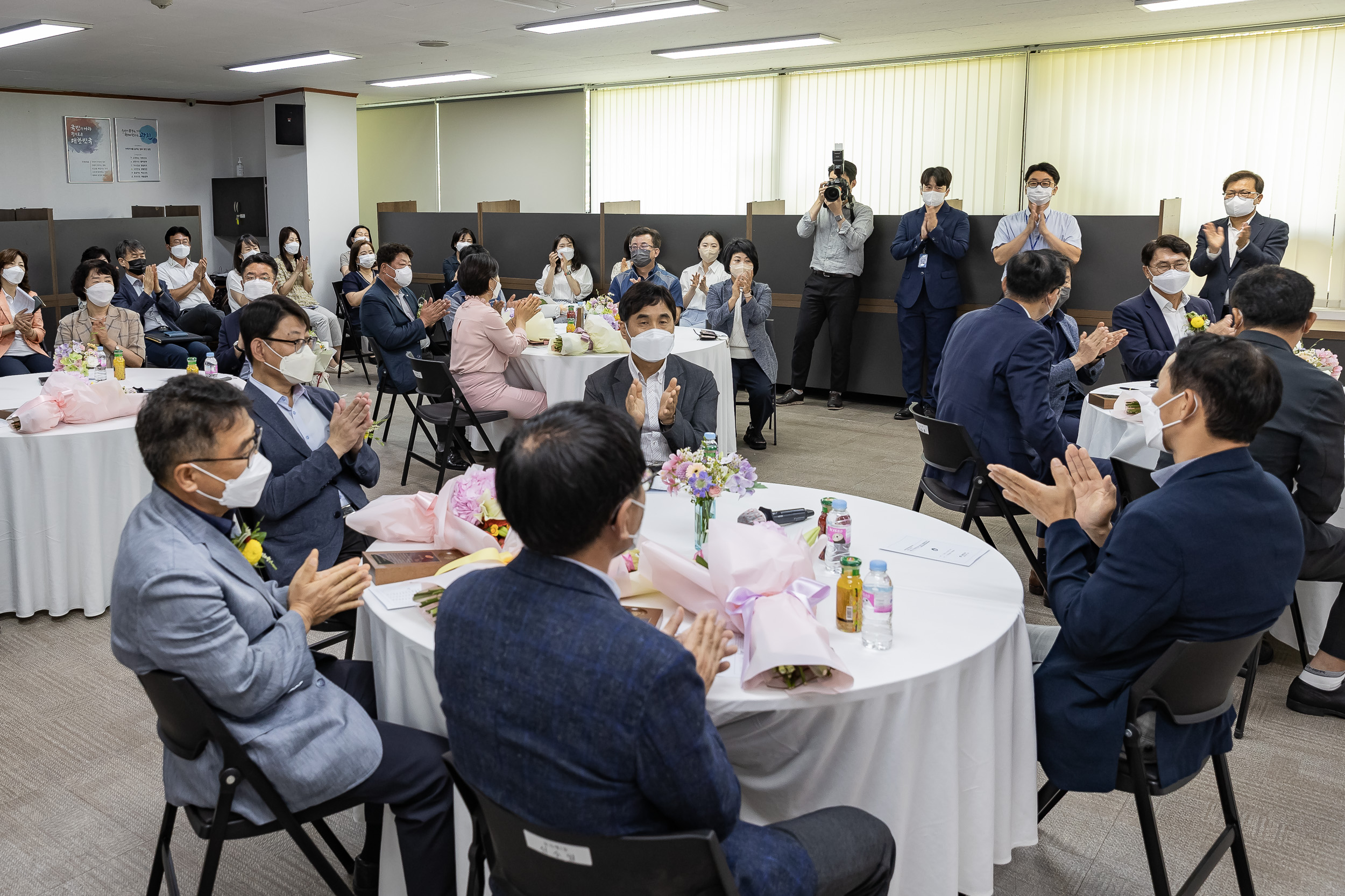 20220621-공로연수 및 퇴임자 공로패 전수식 20220621_7090_G_091621.jpg