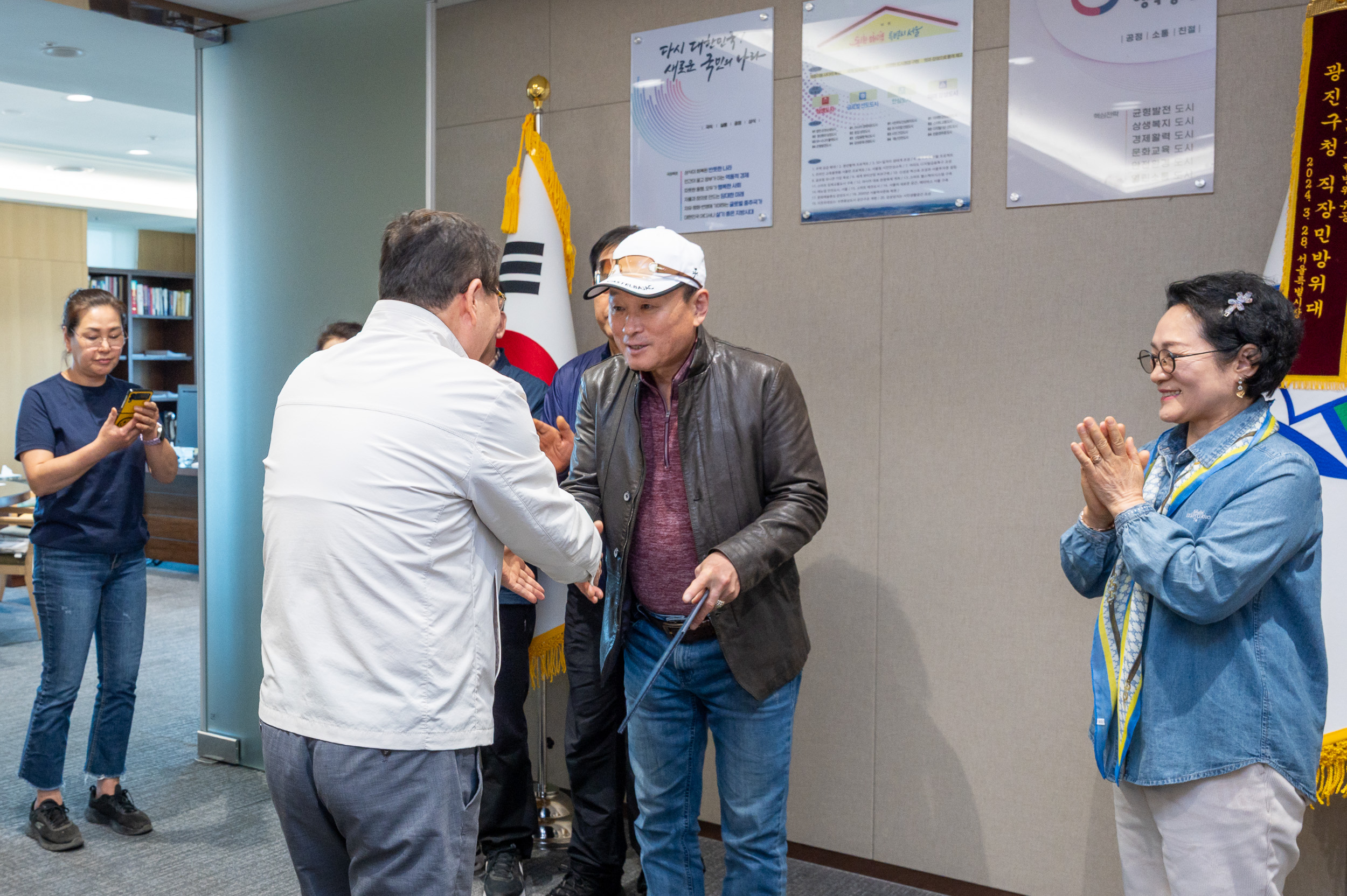 20250429-자마장 골목형 상점가 지정서 및 상인회 등록증 교부식 20250429-67205_L_161232.jpg