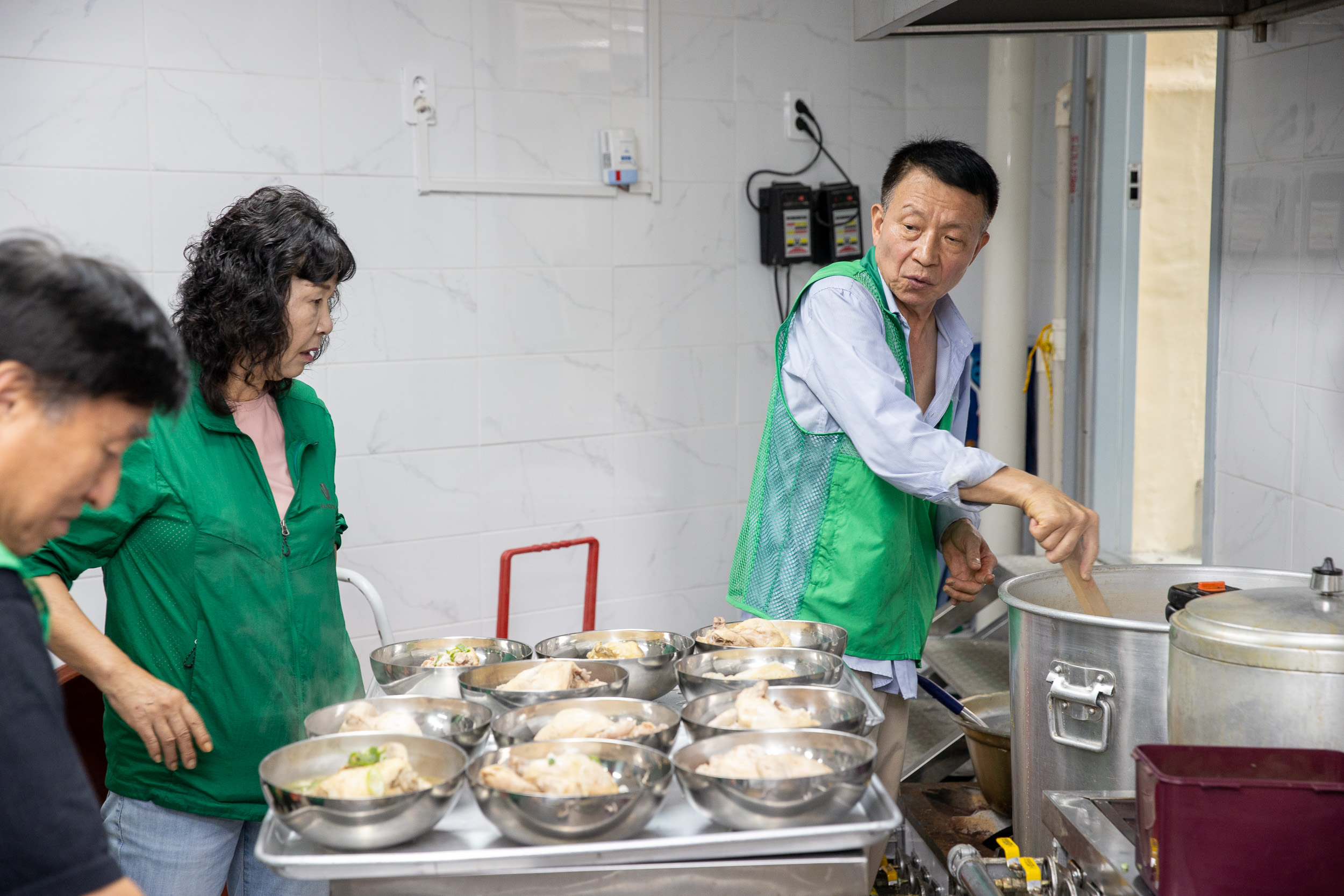 20250715-광진구새마을회 관내 어르신 사랑의 이용봉사 및 점심대접 20250715-5237_L_092943.jpg