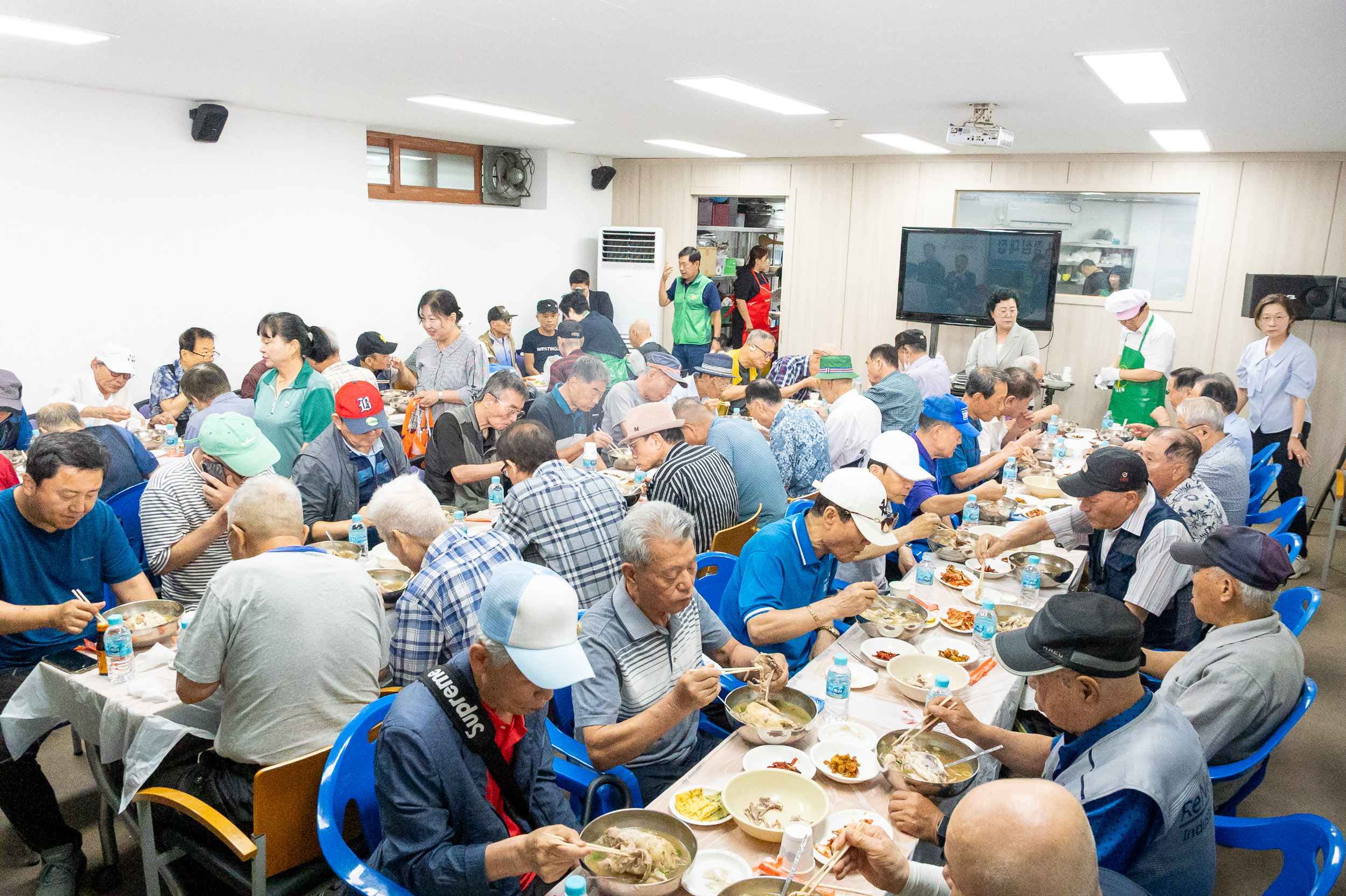 20250715-광진구새마을회 관내 어르신 사랑의 이용봉사 및 점심대접 20250715-5625_L_092944.jpg