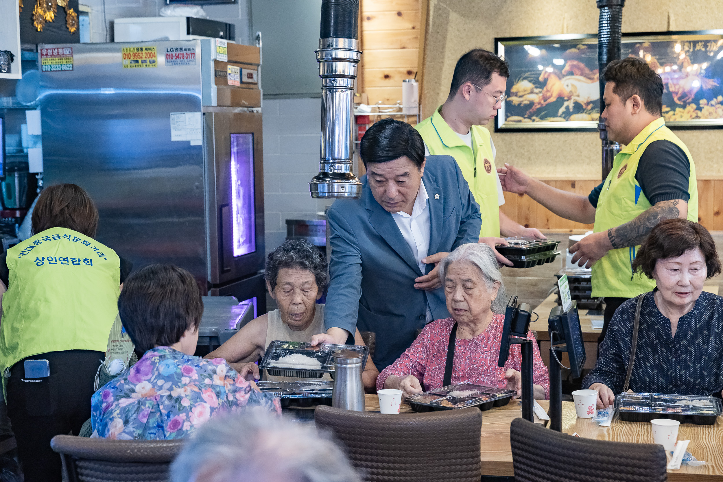 20250826-자양4동 양꼬치거리 상인회 어르신 식사 나눔 행사 20250826-8925_L_151311.jpg