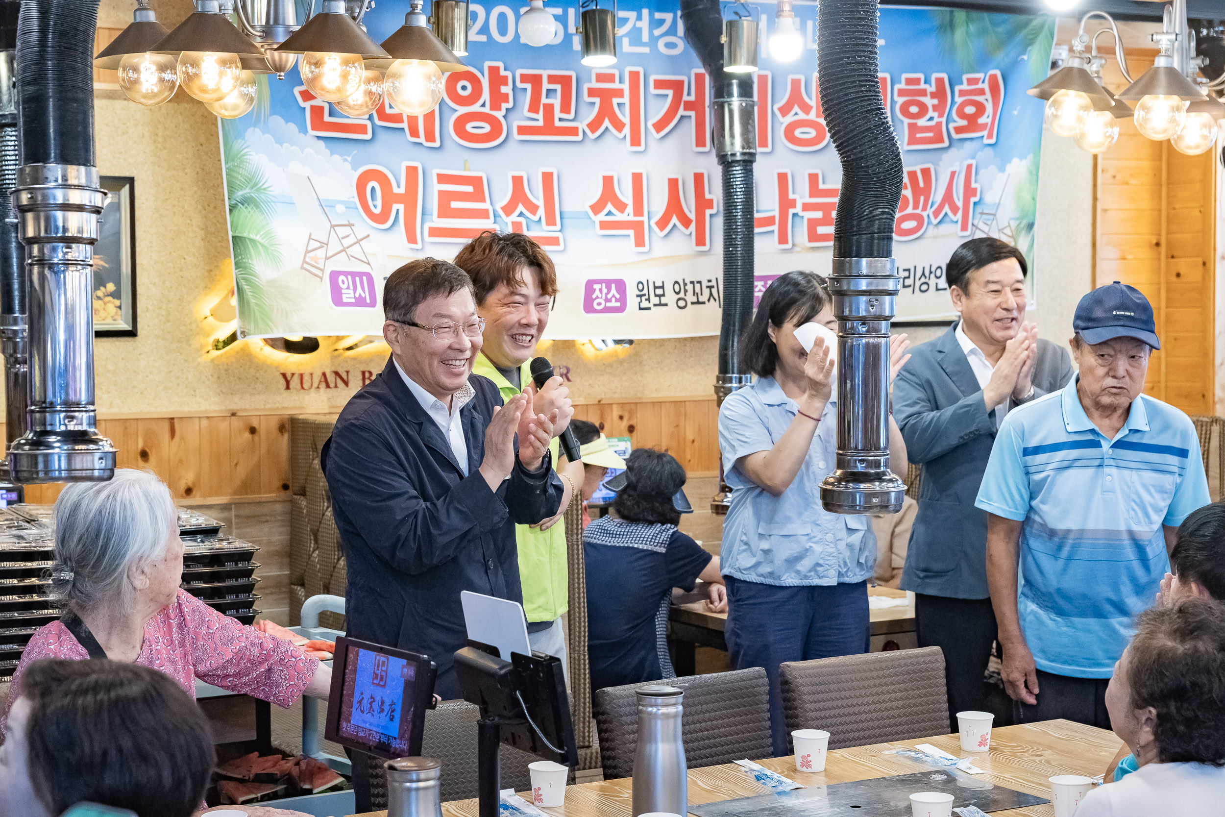 20250826-자양4동 양꼬치거리 상인회 어르신 식사 나눔 행사 20250826-8880_L_151310.jpg