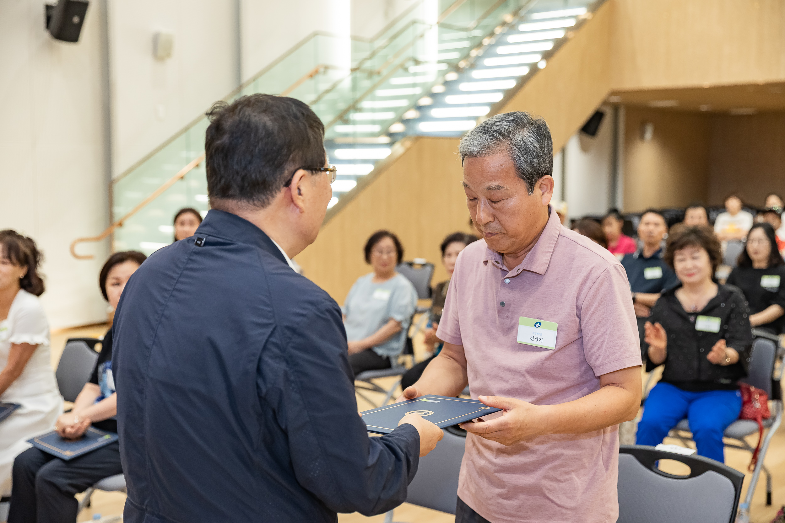 20250717-2025년 7월 정기 구민표창 수여식 20250717-085040_L_180108.jpg